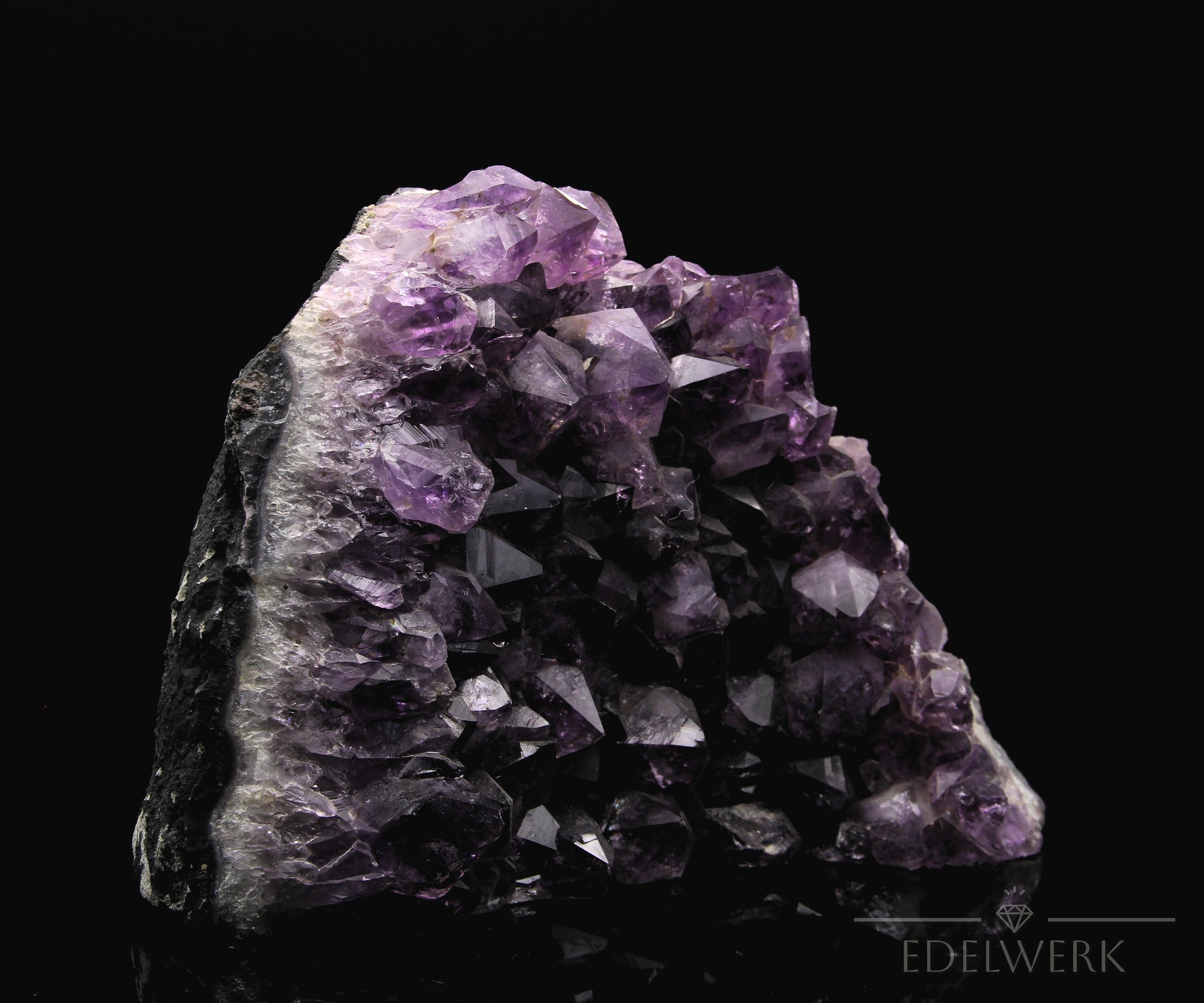 Tiefvioletter Amethyst Kristall, fördert spirituelle Harmonie, violette Kristalloberfläche.