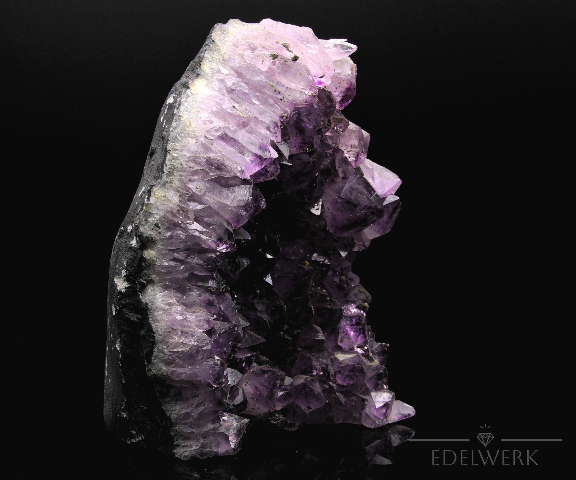 Amethyst Kristall für Klarheit, Heilstein für meditative Harmonie, violette Oberfläche.