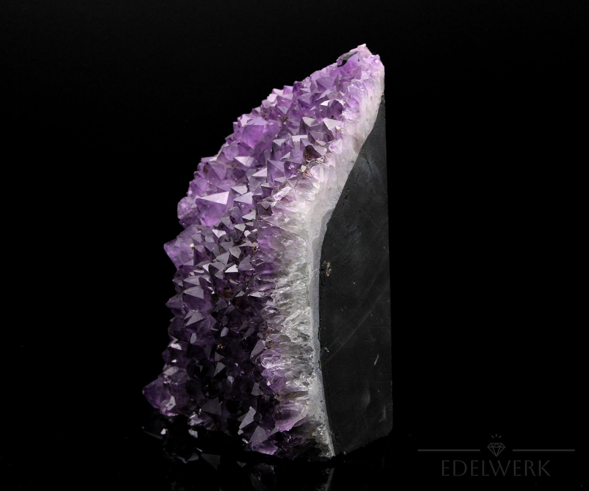 Natürlicher Amethyst Kristall, Heilstein für spirituelle Harmonie, violette Form.