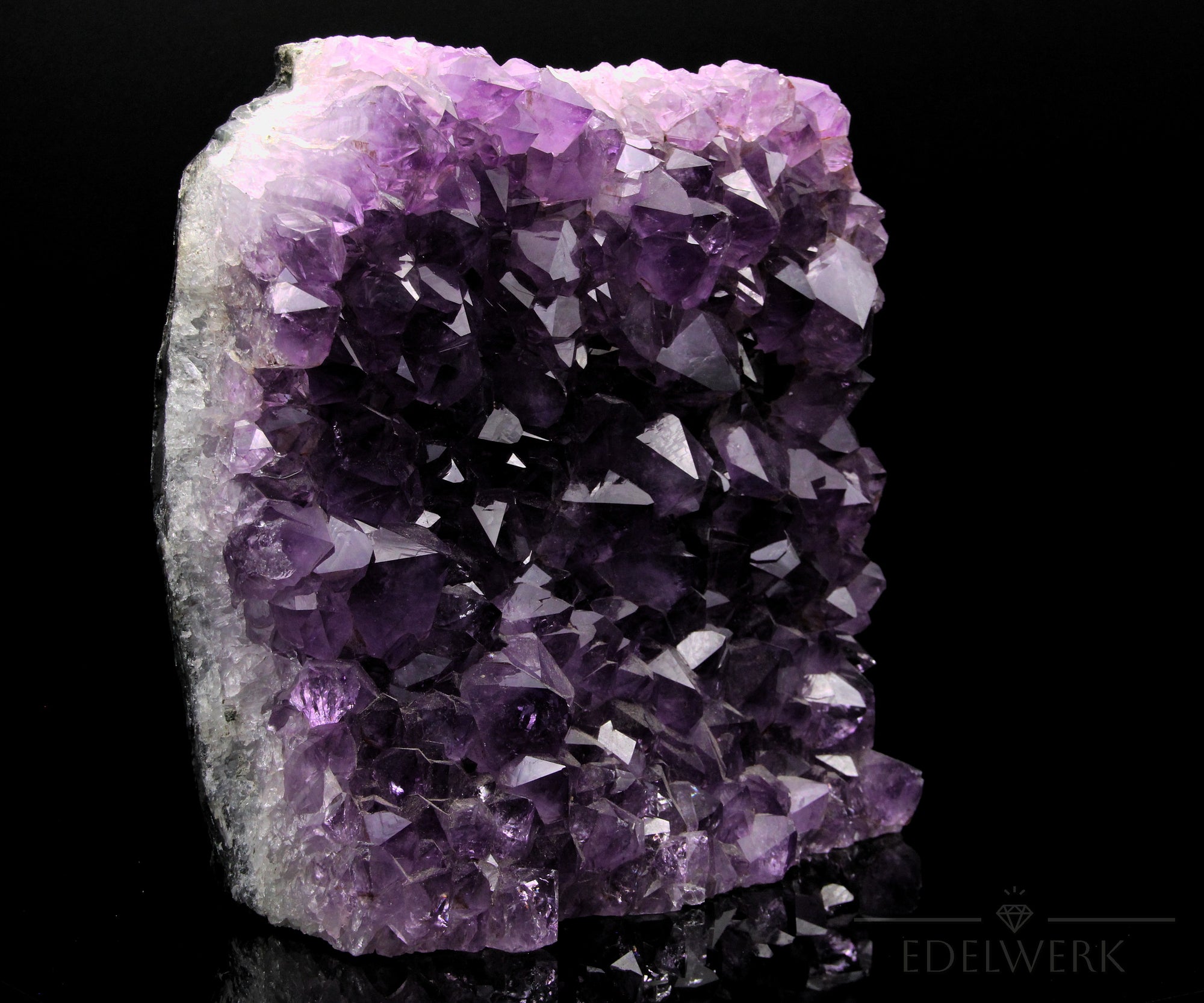 Tiefvioletter Amethyst Kristall, fördert spirituelle Meditation, violette Kristalloberfläche.
