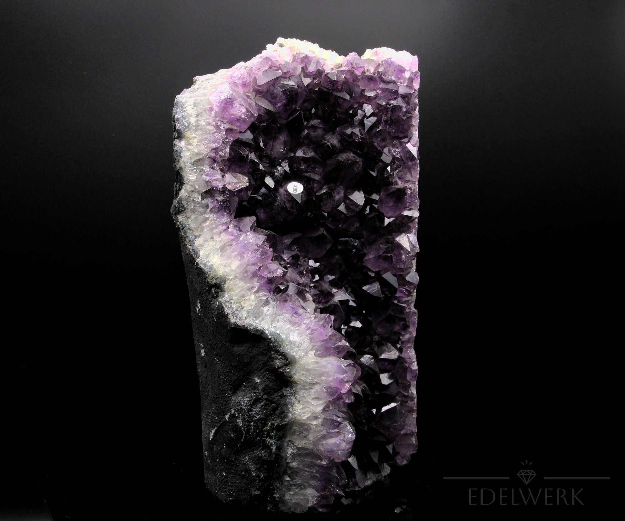 Strahlender Amethyst Kristall, fördert energetische Harmonie, violette Kristallstruktur.