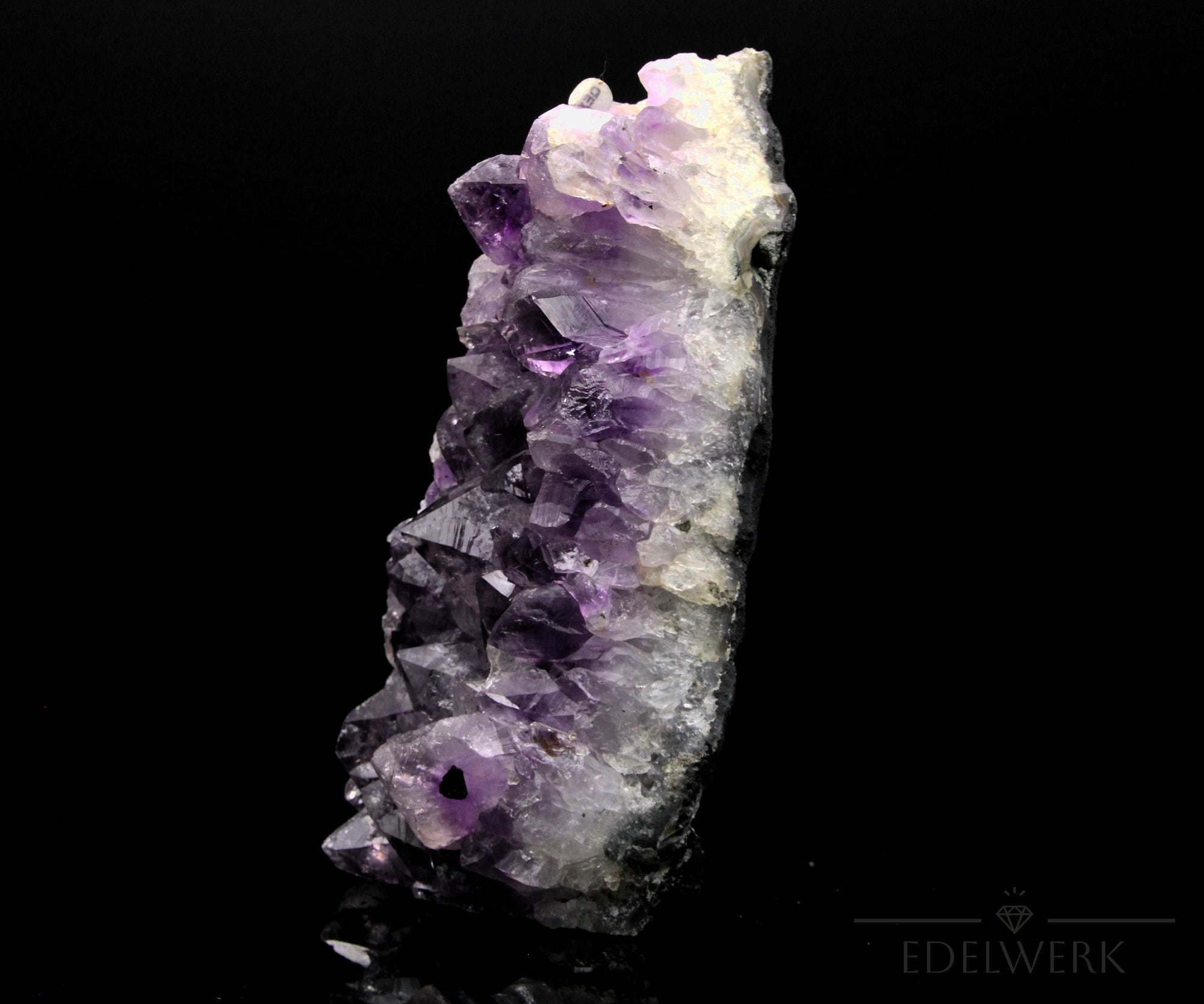 Amethyst Kristall für Ruhe, fördert meditative Entspannung, violette Kristallstruktur.