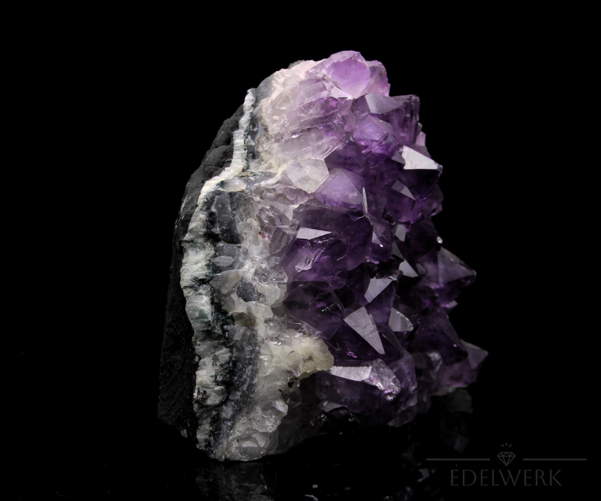 Amethyst Kristall für Ruhe, Heilstein für meditative Harmonie, violette Oberfläche.