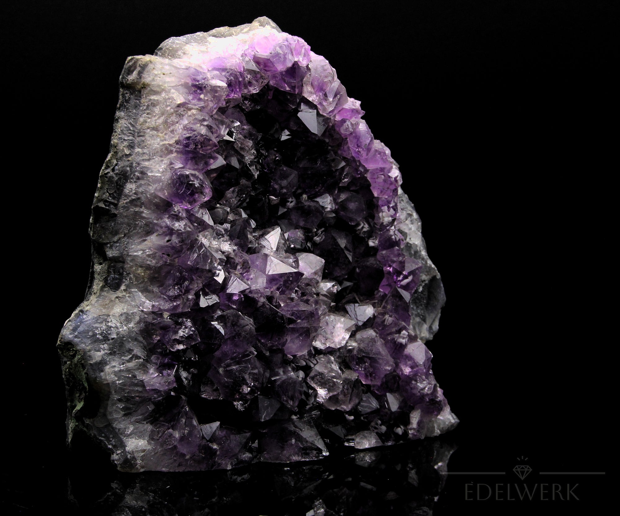 Tiefvioletter Amethyst Kristall, fördert klare Energie, violette Kristalloberfläche.