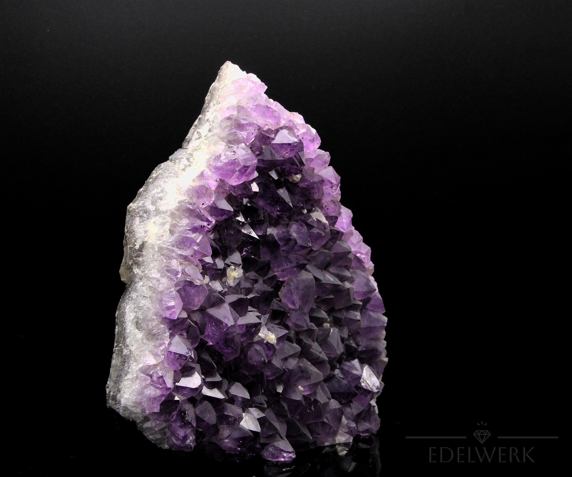 Hochwertiger Amethyst Kristall, fördert meditative Ruhe, klare violette Oberfläche.