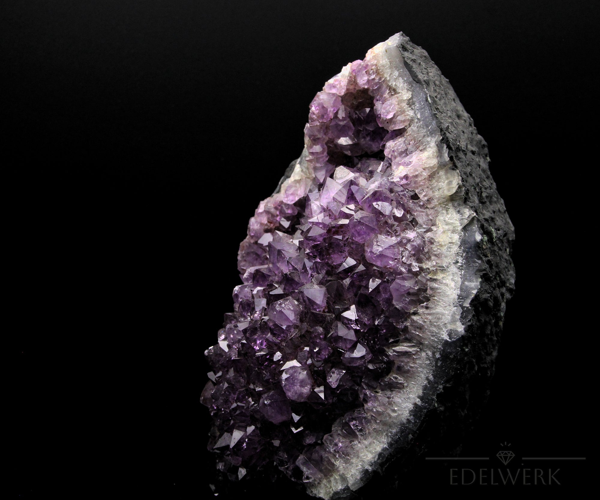 Amethyst Kristall für Klarheit, fördert spirituelle Klarheit, violette Kristallstruktur.