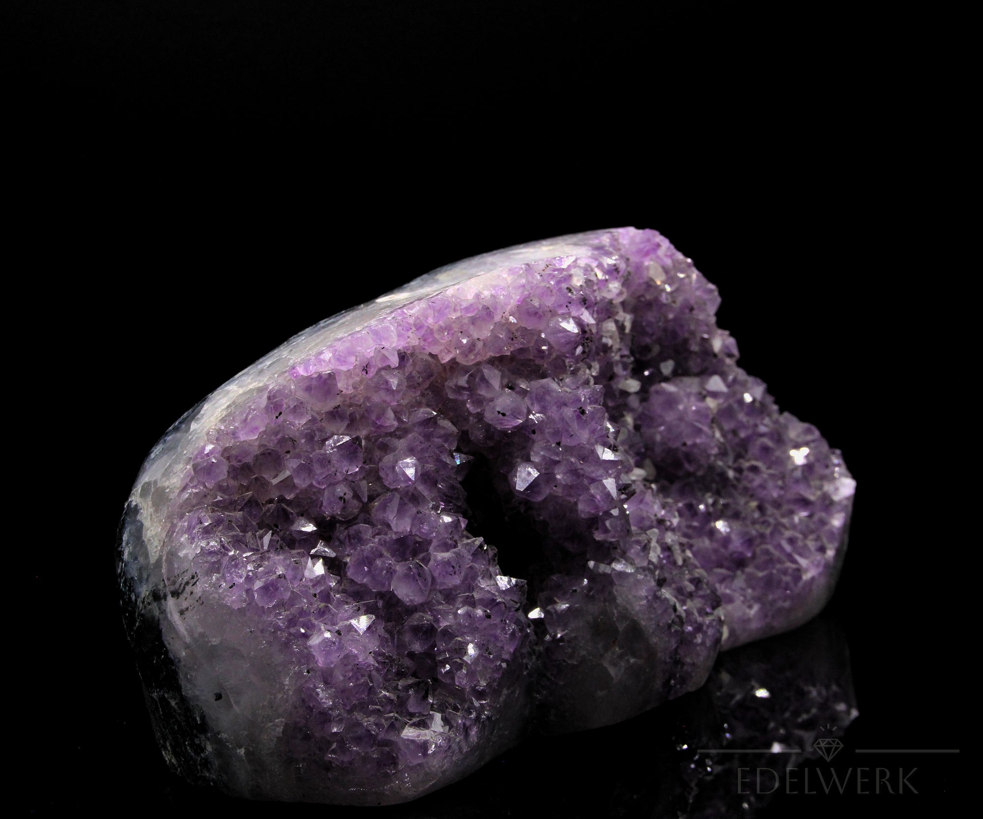 Strahlender Amethyst Kristall, fördert meditative Entspannung, violette Kristallstruktur.