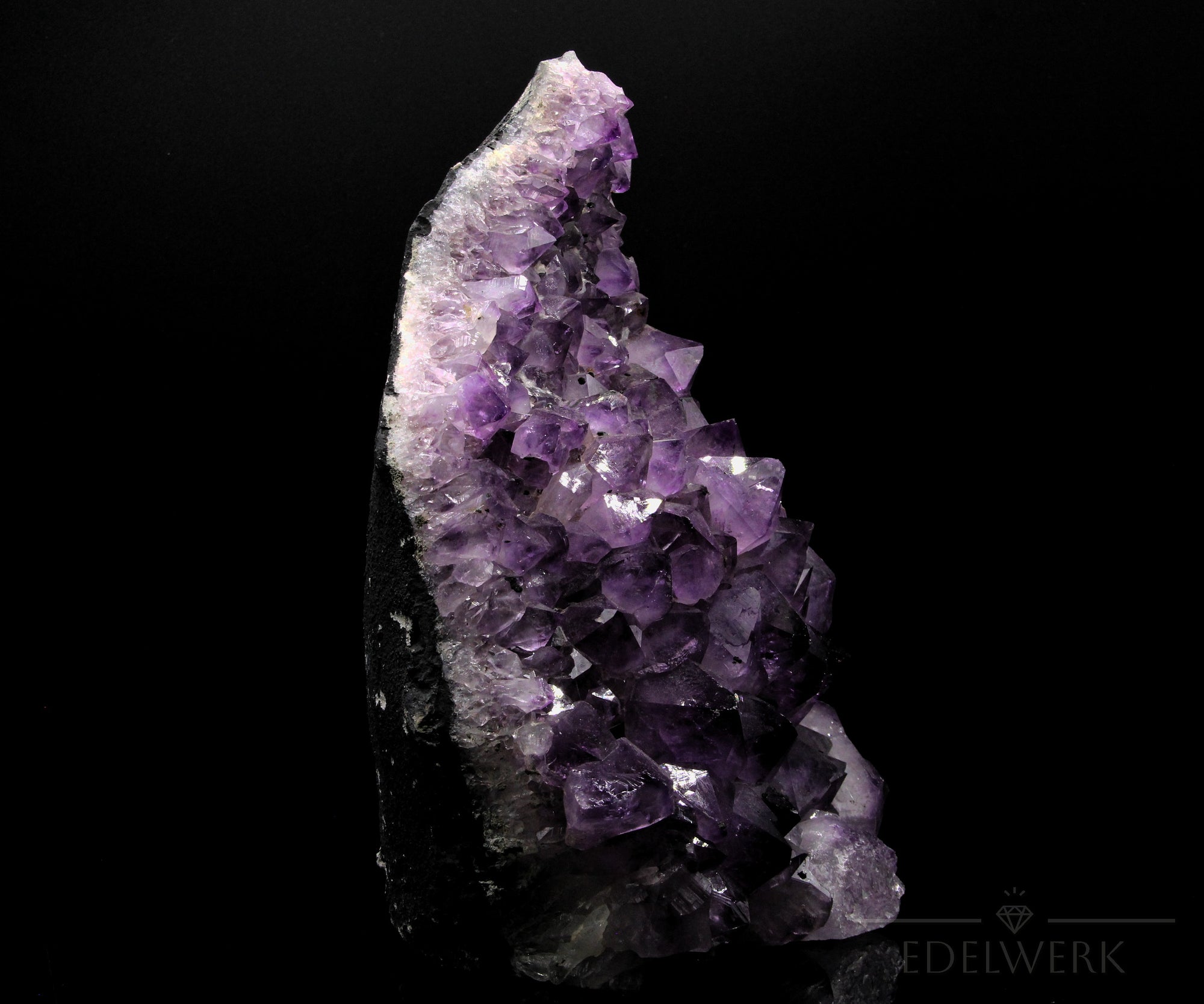Hochwertiger Amethyst Kristall, fördert meditative Harmonie, klare violette Oberfläche.
