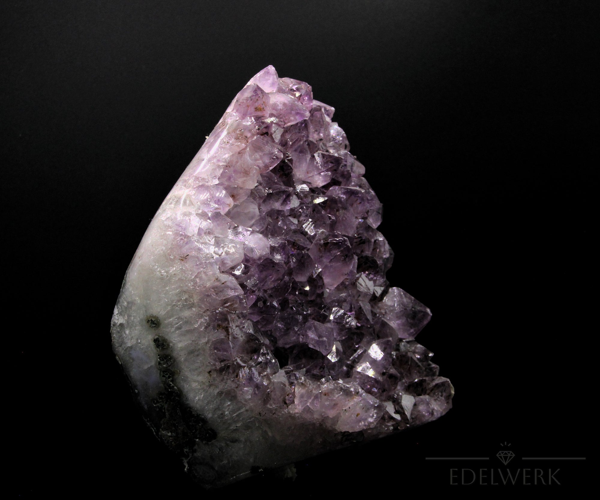 Natürlicher Amethyst Kristall, fördert schützende Energie, ungeschliffene violette Struktur.
