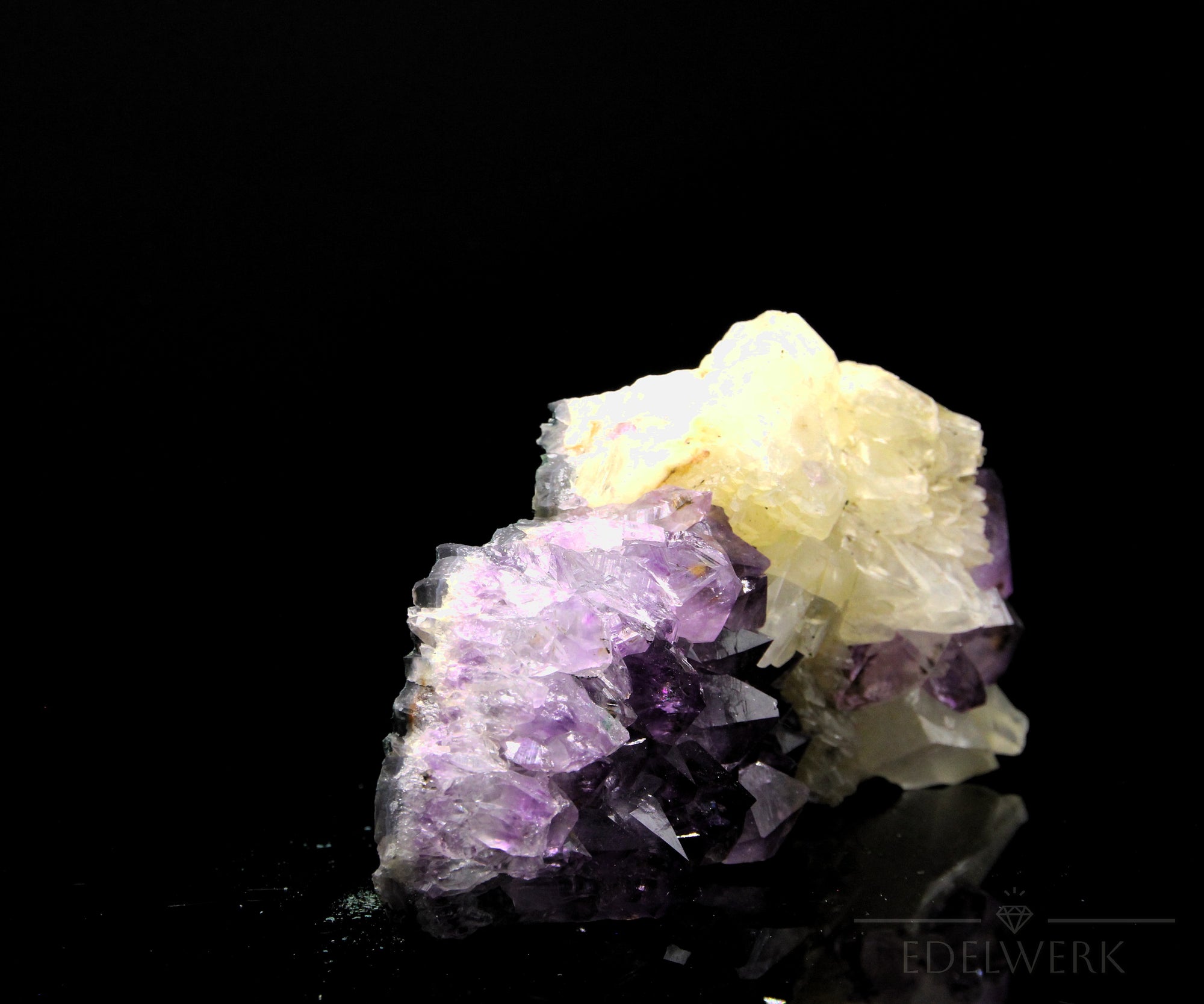 Tiefvioletter Amethyst Kristall, Heilstein für meditative Praxis, violette Struktur.