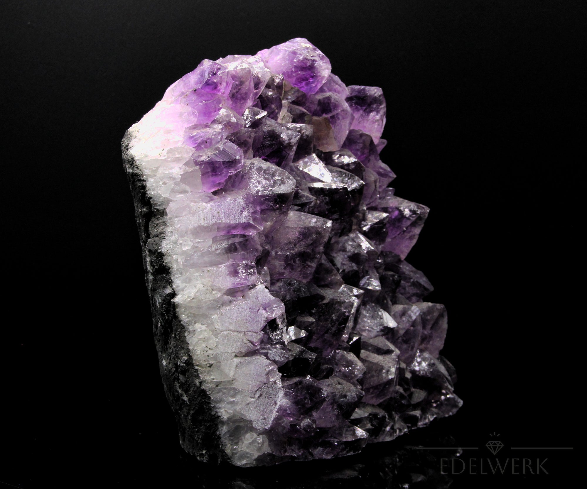 Strahlender Amethyst Kristall, fördert meditative Entspannung, violette Kristallstruktur.