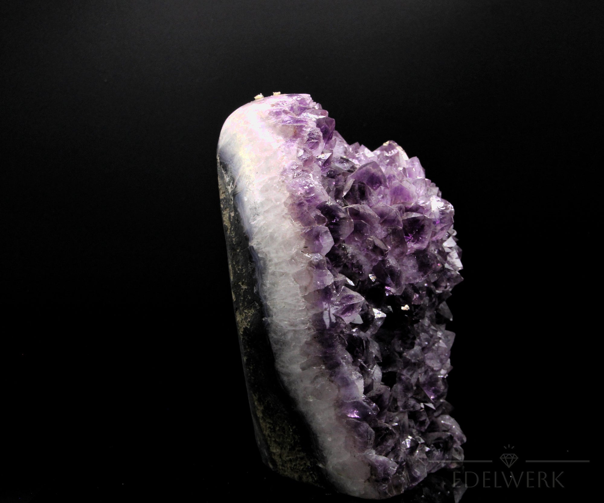 Natürlicher Amethyst Kristall, fördert spirituelle Harmonie, ungeschliffene violette Struktur.