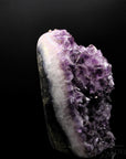 Natürlicher Amethyst Kristall, fördert spirituelle Harmonie, ungeschliffene violette Struktur.