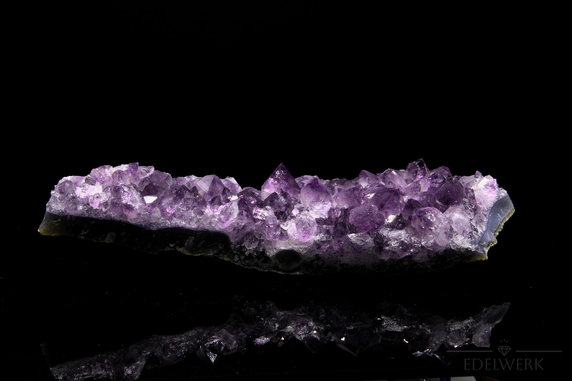 Tiefvioletter Amethyst Kristall, fördert meditative Entspannung, violette natürliche Struktur.