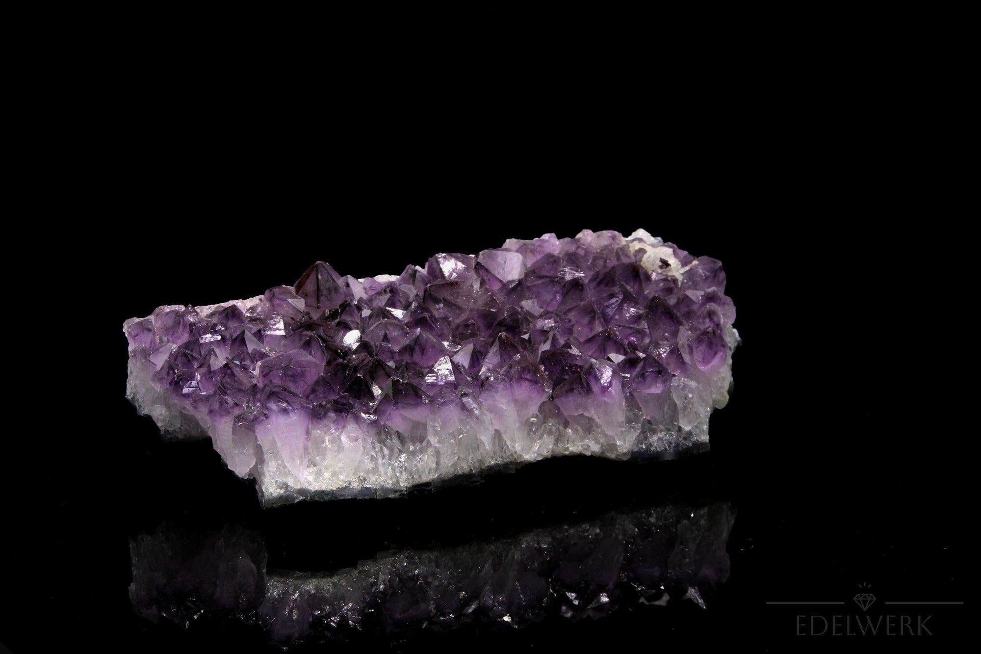 Strahlender Amethyst Kristall, Heilstein für spirituelle Ausgeglichenheit, violette glänzende Form.