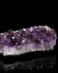 Strahlender Amethyst Kristall, Heilstein für spirituelle Ausgeglichenheit, violette glänzende Form.