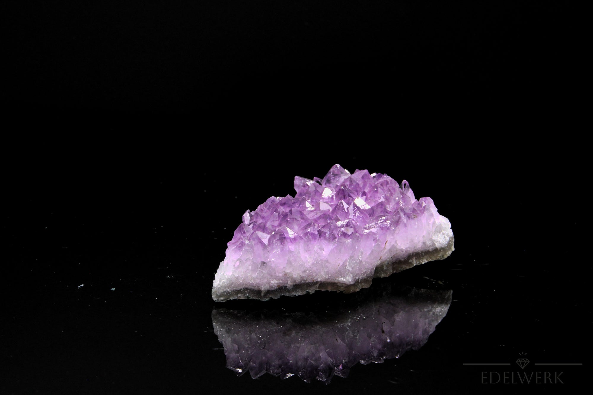 Violetter Amethyst Kristall, Heilstein für energetische Ruhe, violette Struktur.