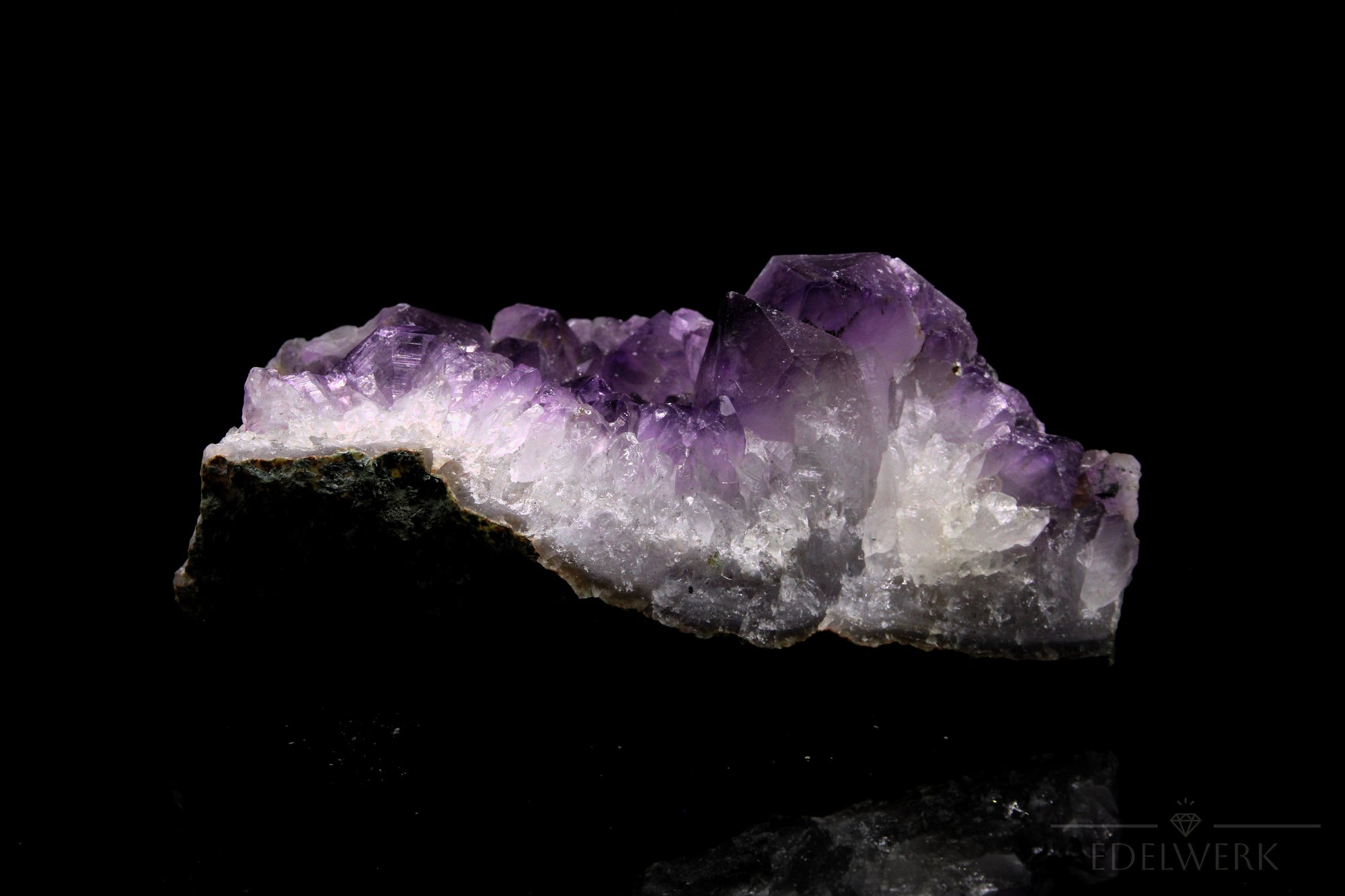 Amethyst Kristall für Ruhe, fördert spirituelle Energie, violette glänzende Oberfläche.
