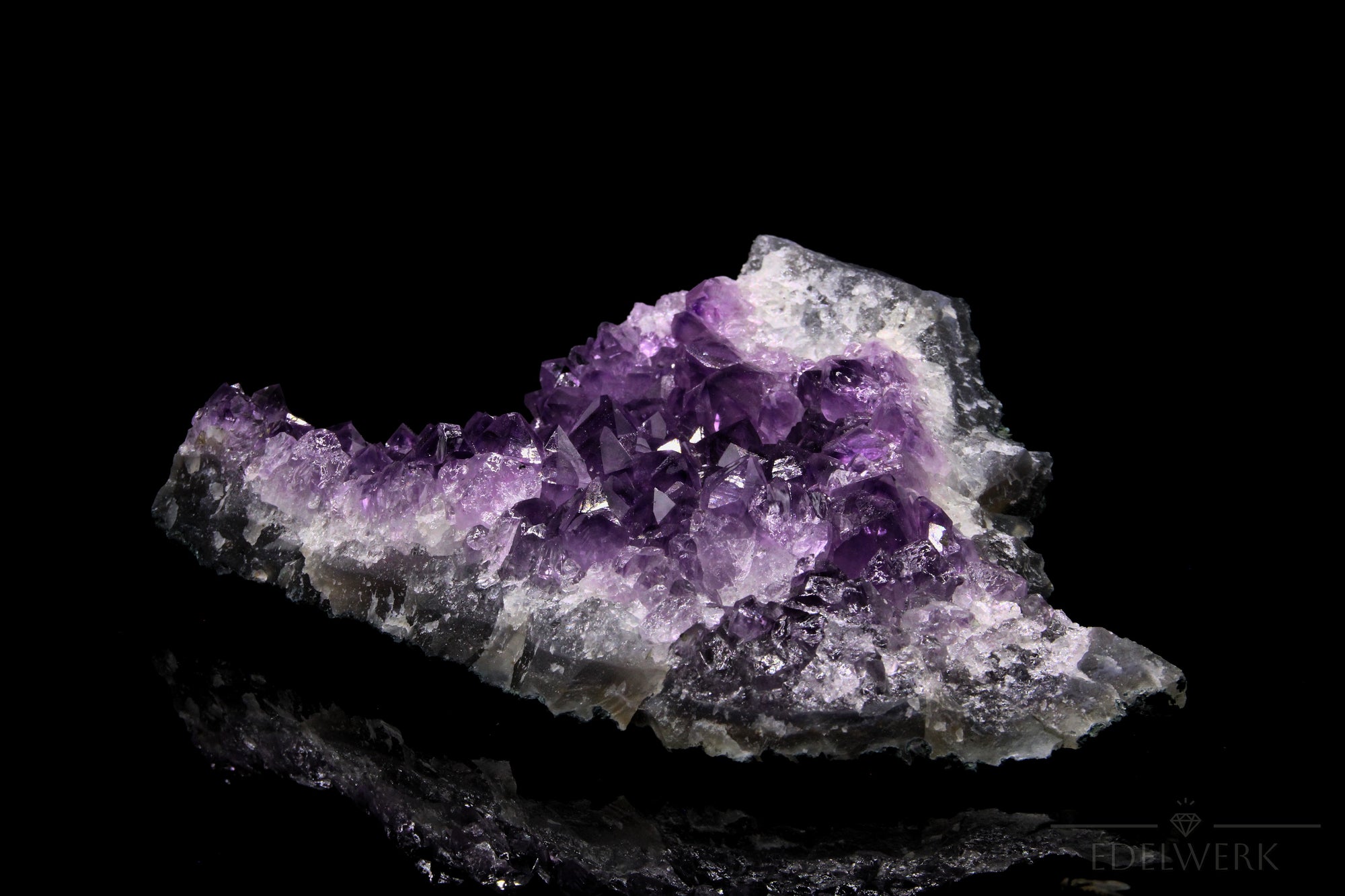 Violetter Amethyst Kristall, Heilstein für spirituelle Ruhe, violette Struktur.