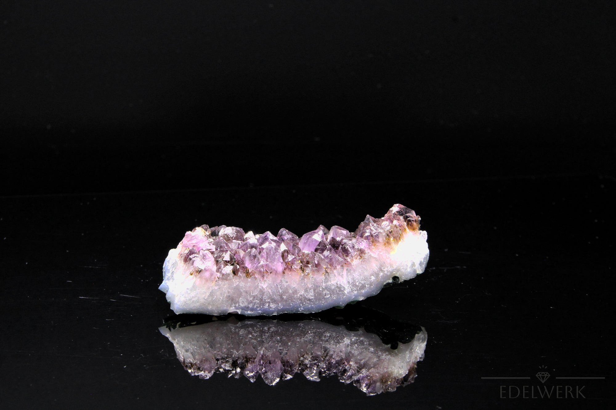 Violetter Amethyst Kristall, Heilstein für meditative Klarheit, violette glänzende Struktur.