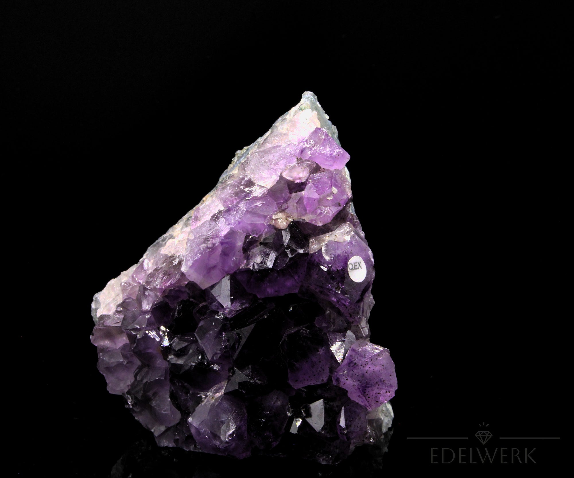Natürlicher Amethyst Kristall, fördert intuitive Energie, ungeschliffene violette Struktur.