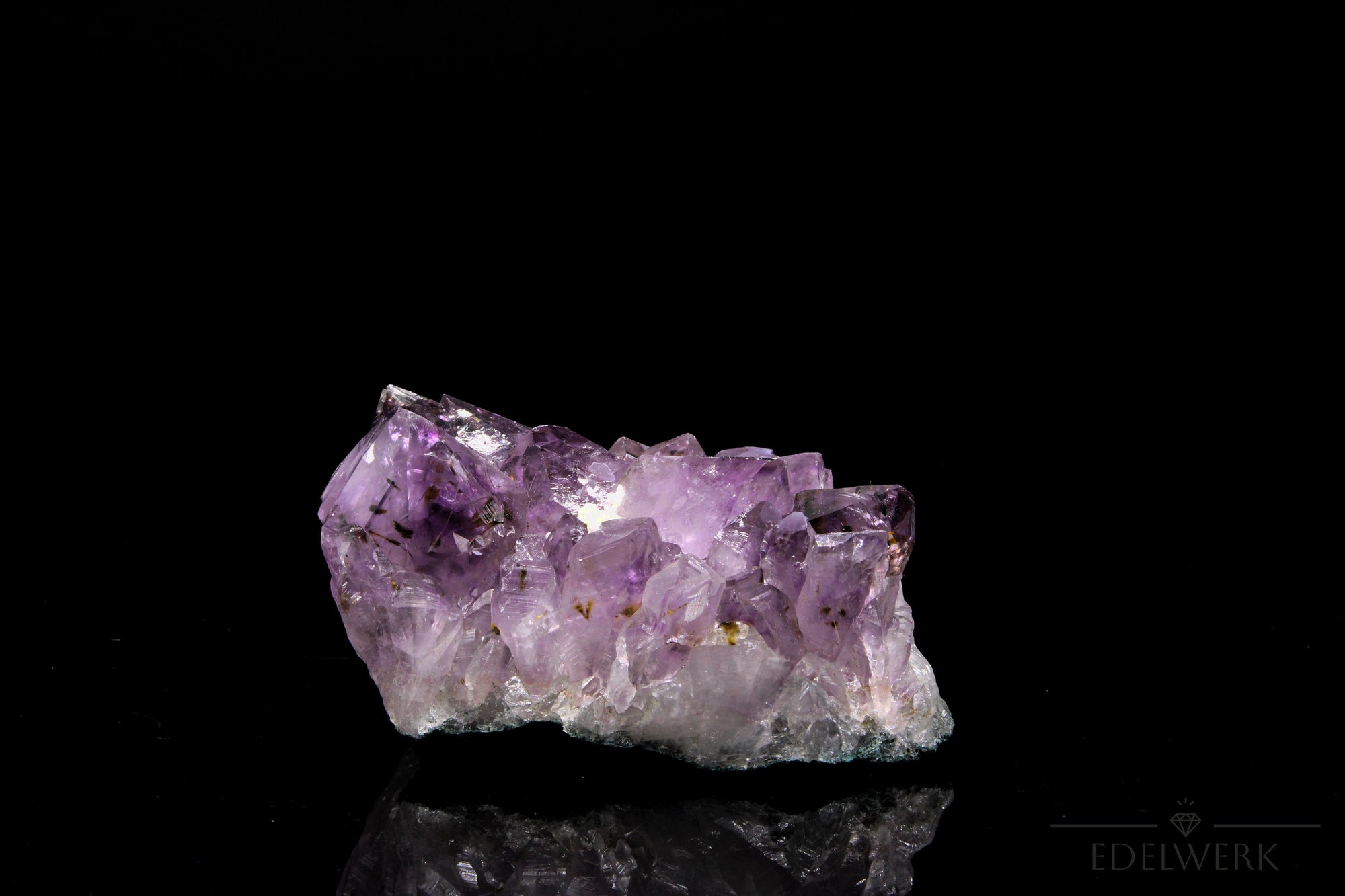 Strahlender Amethyst Kristall, Heilstein für klare Meditation, violette natürliche Form.