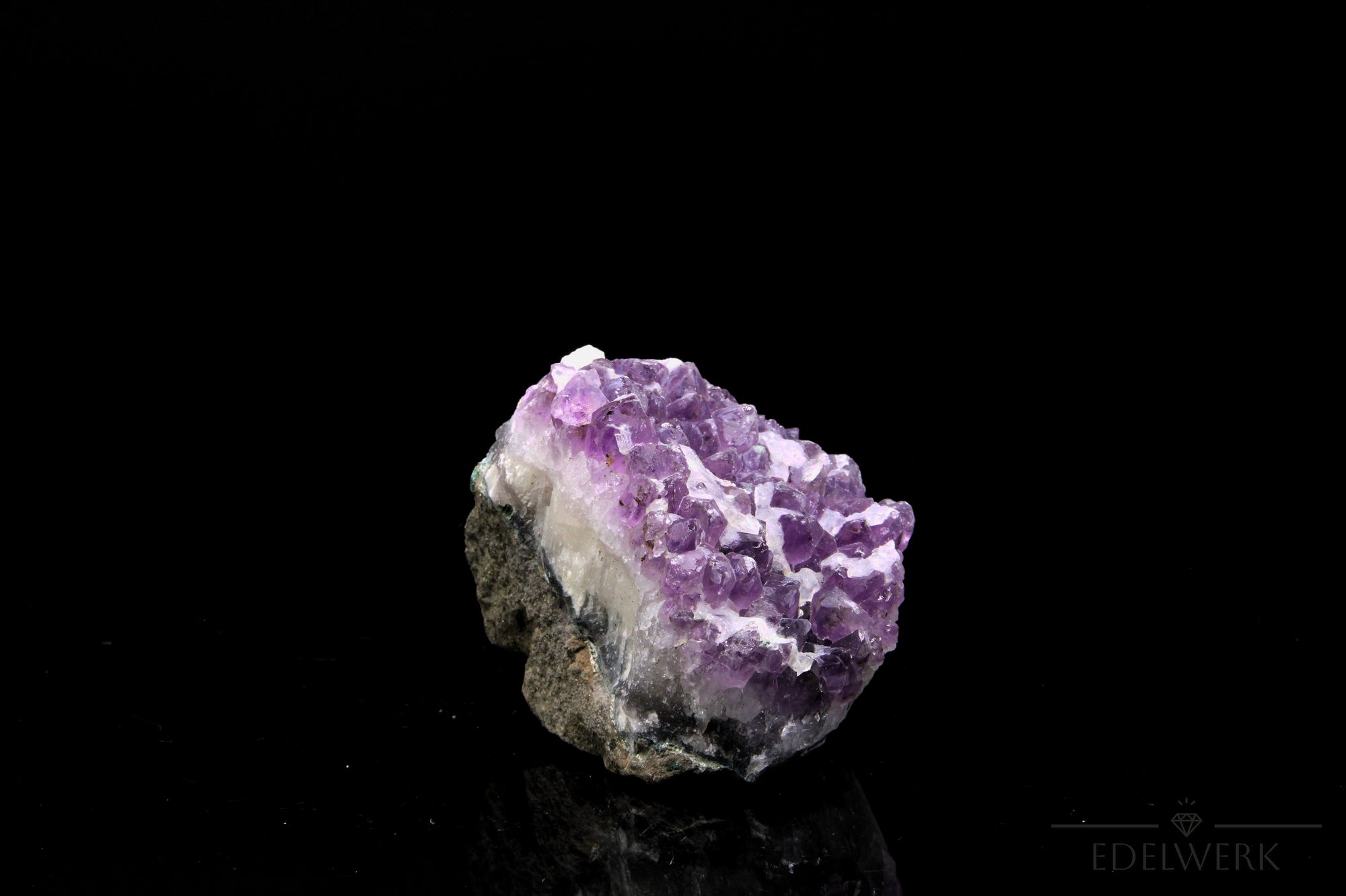 Hochwertiger Amethyst Kristall, Heilstein für spirituelle Energie, violette Kristalloberfläche.