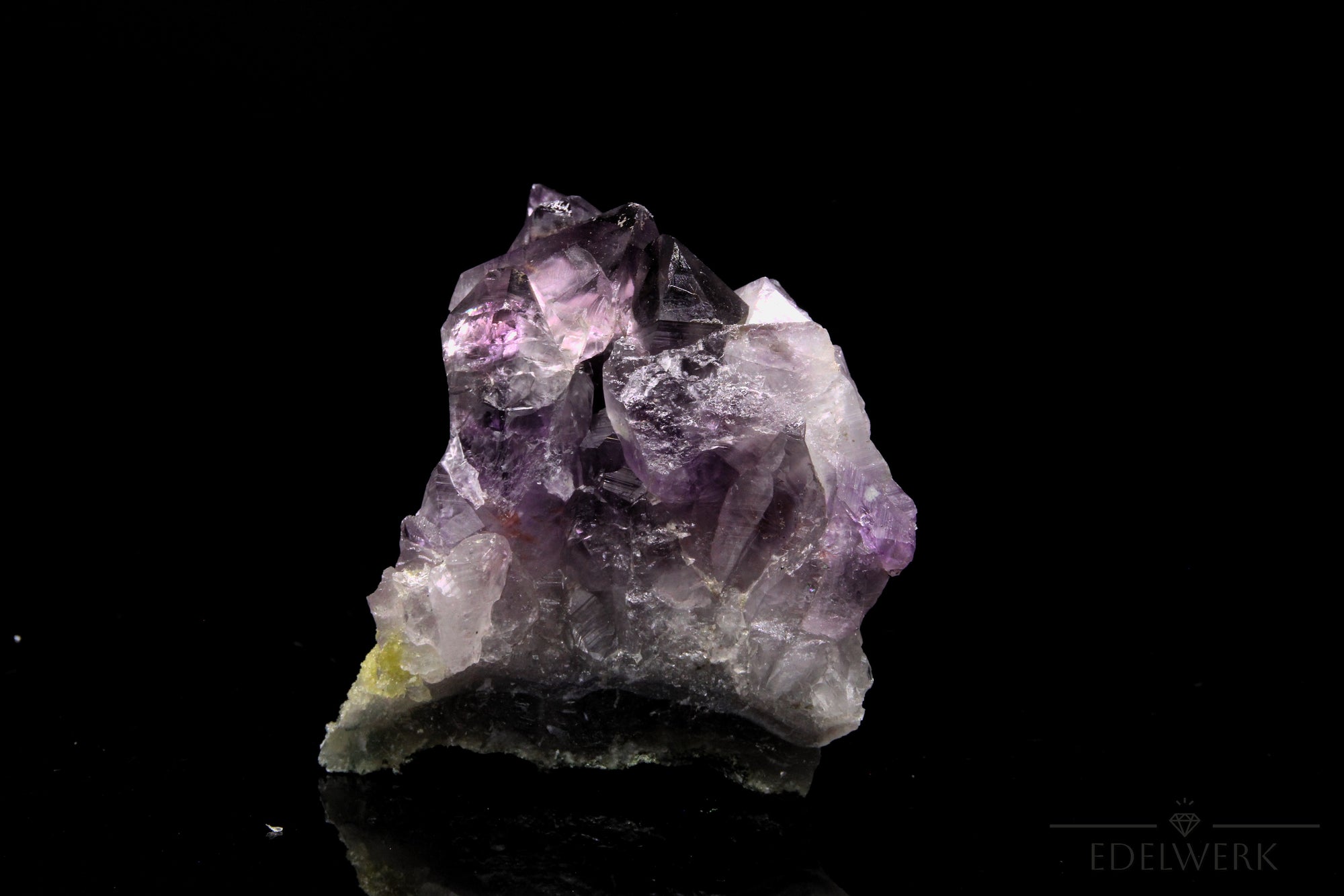 Amethyst Kristall für Klarheit, fördert klare Meditation, violette Kristalloberfläche.
