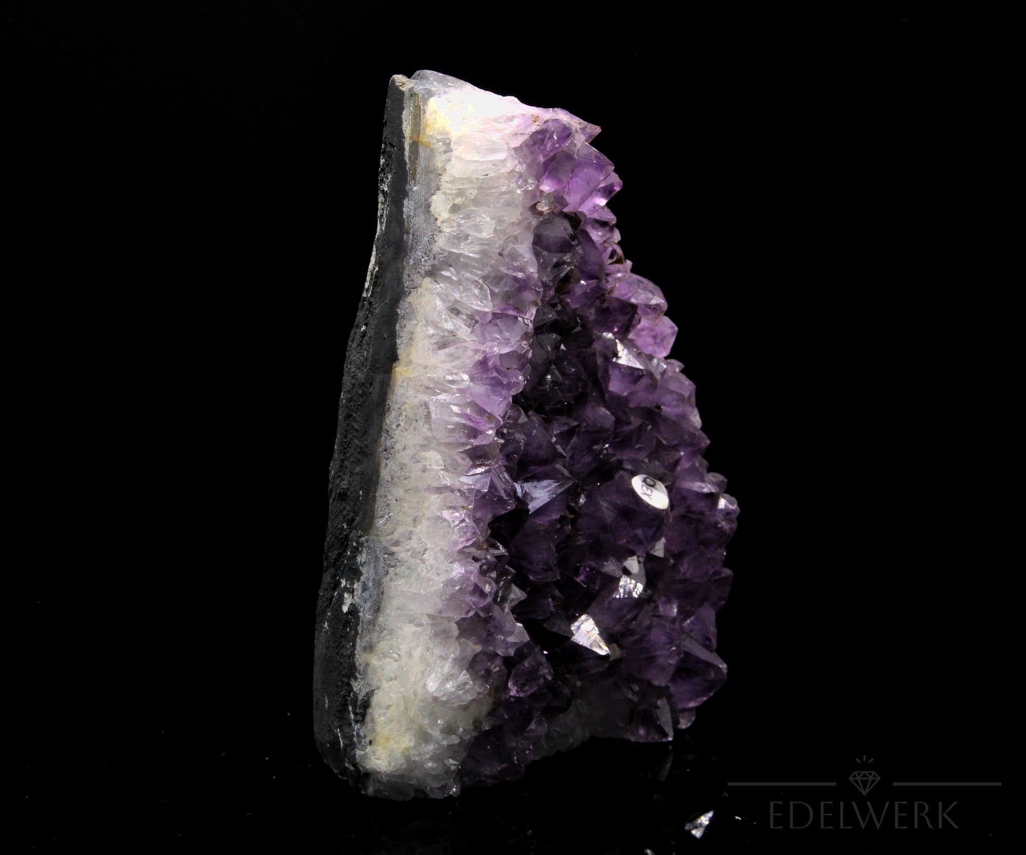 Amethyst Kristall für Klarheit, fördert intuitive Harmonie, violette glänzende Form.