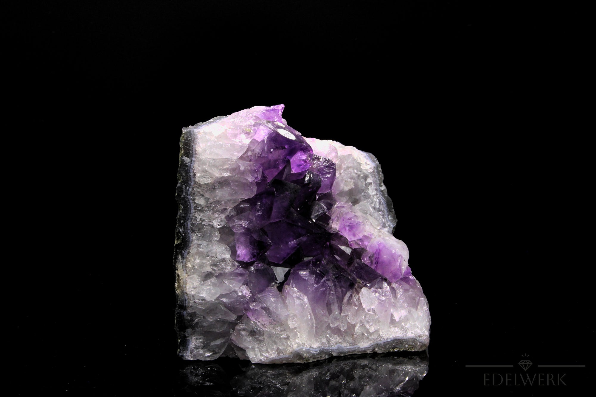 Violetter Amethyst Kristall, Heilstein für intuitive Schutz, violette glänzende Oberfläche.
