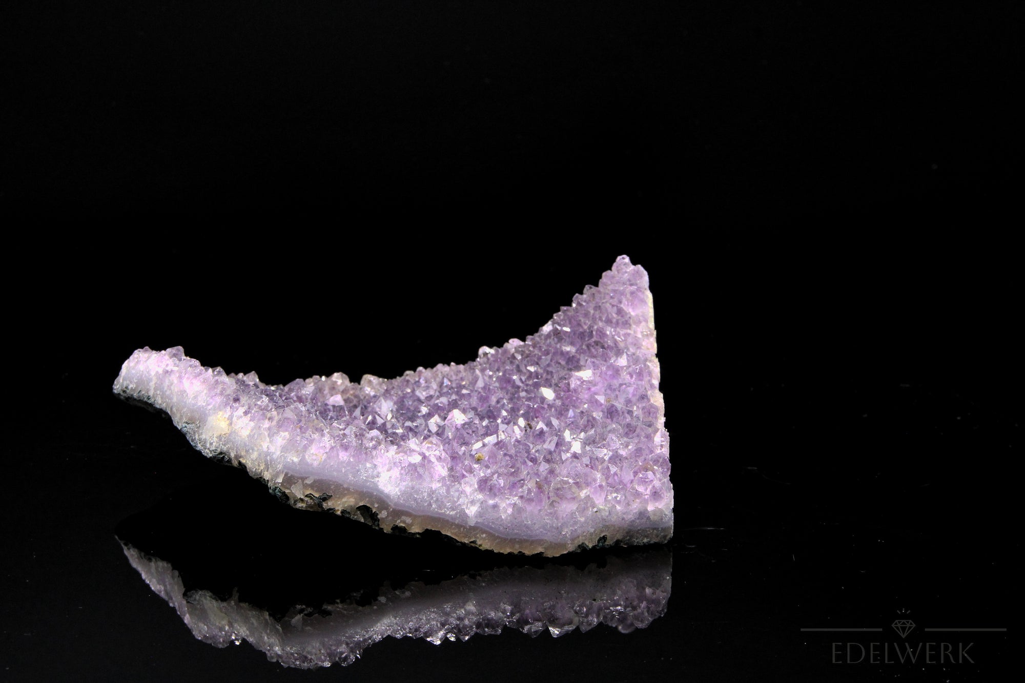 Natürlicher Amethyst Kristall, Heilstein für innere Balance, violette natürliche Kristalle.