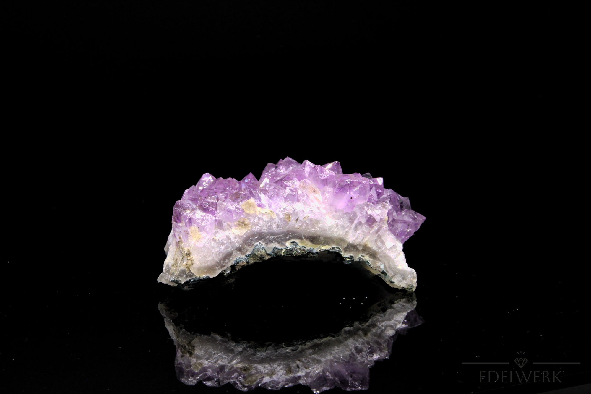 Tiefvioletter Amethyst Kristall, Heilstein für innere Balance, violette glänzende Form.