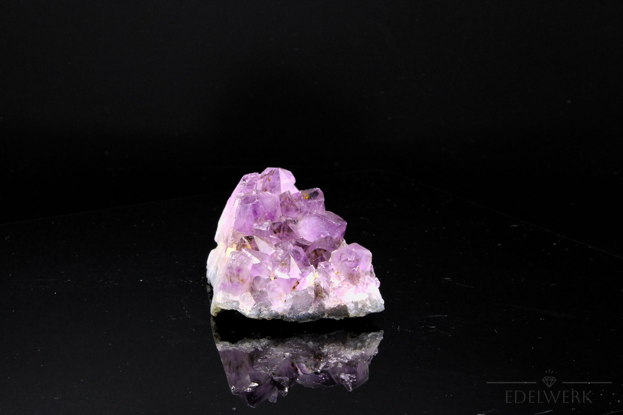 Hochwertiger Amethyst Kristall, Heilstein für klare Energie, violette Kristallform.