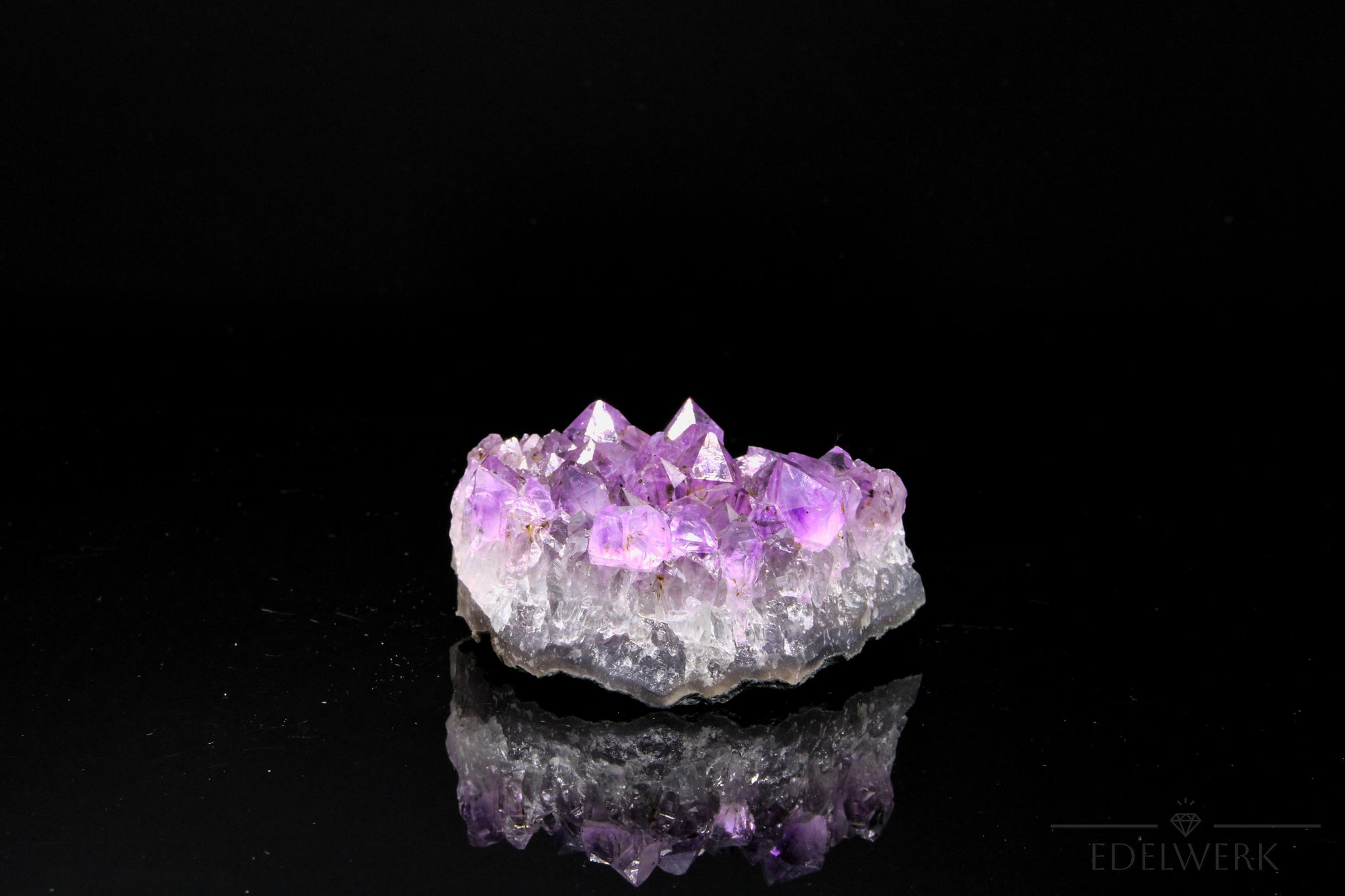 Violetter Amethyst Kristall, Heilstein für innere Stärke, violette glänzende Form.