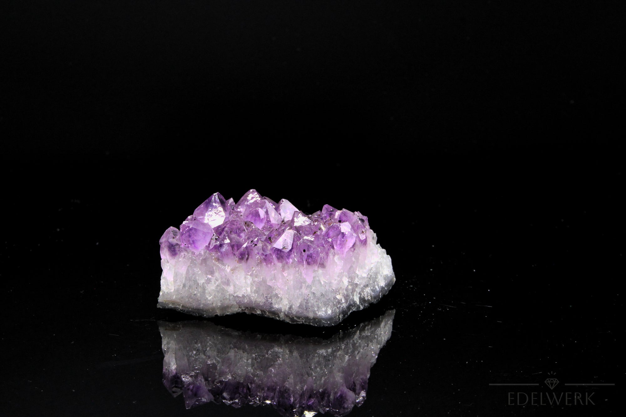 Natürlicher Amethyst Kristall, Heilstein für innere Balance, violette natürliche Kristalle.