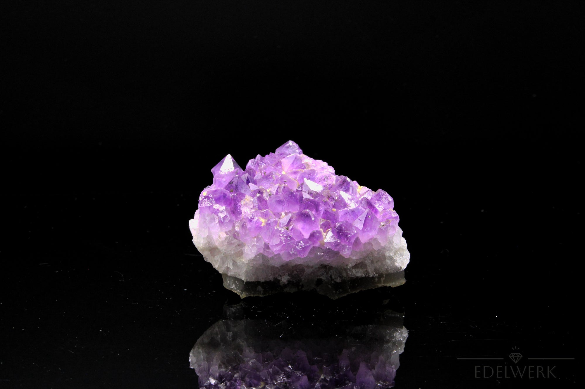 Hochwertiger Amethyst Kristall, Heilstein für innere Balance, violette Kristallform.