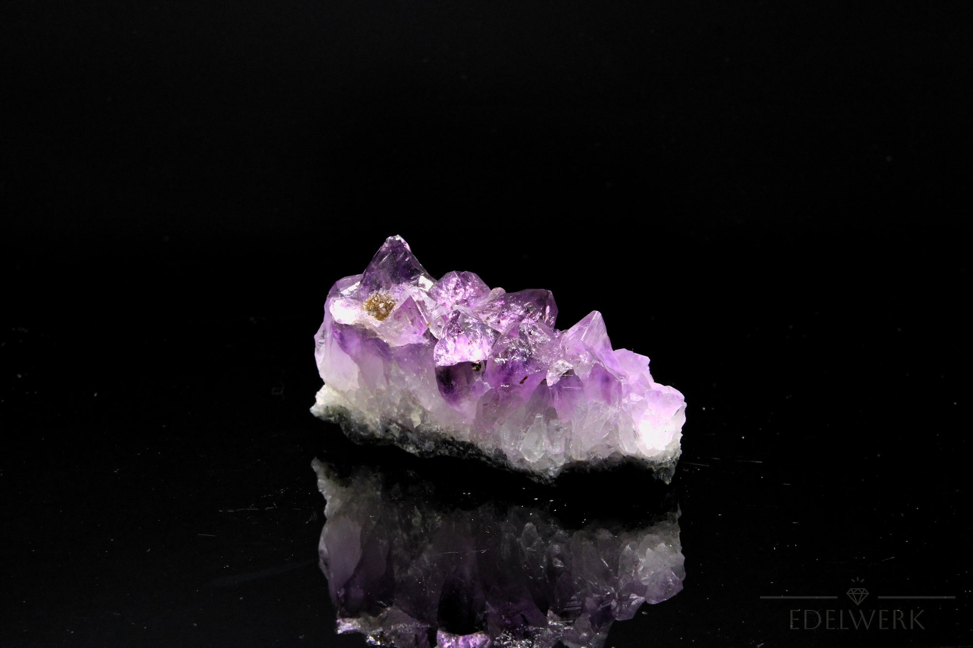 Amethyst Kristall für Balance, fördert intuitive Balance, violette glänzende Form.