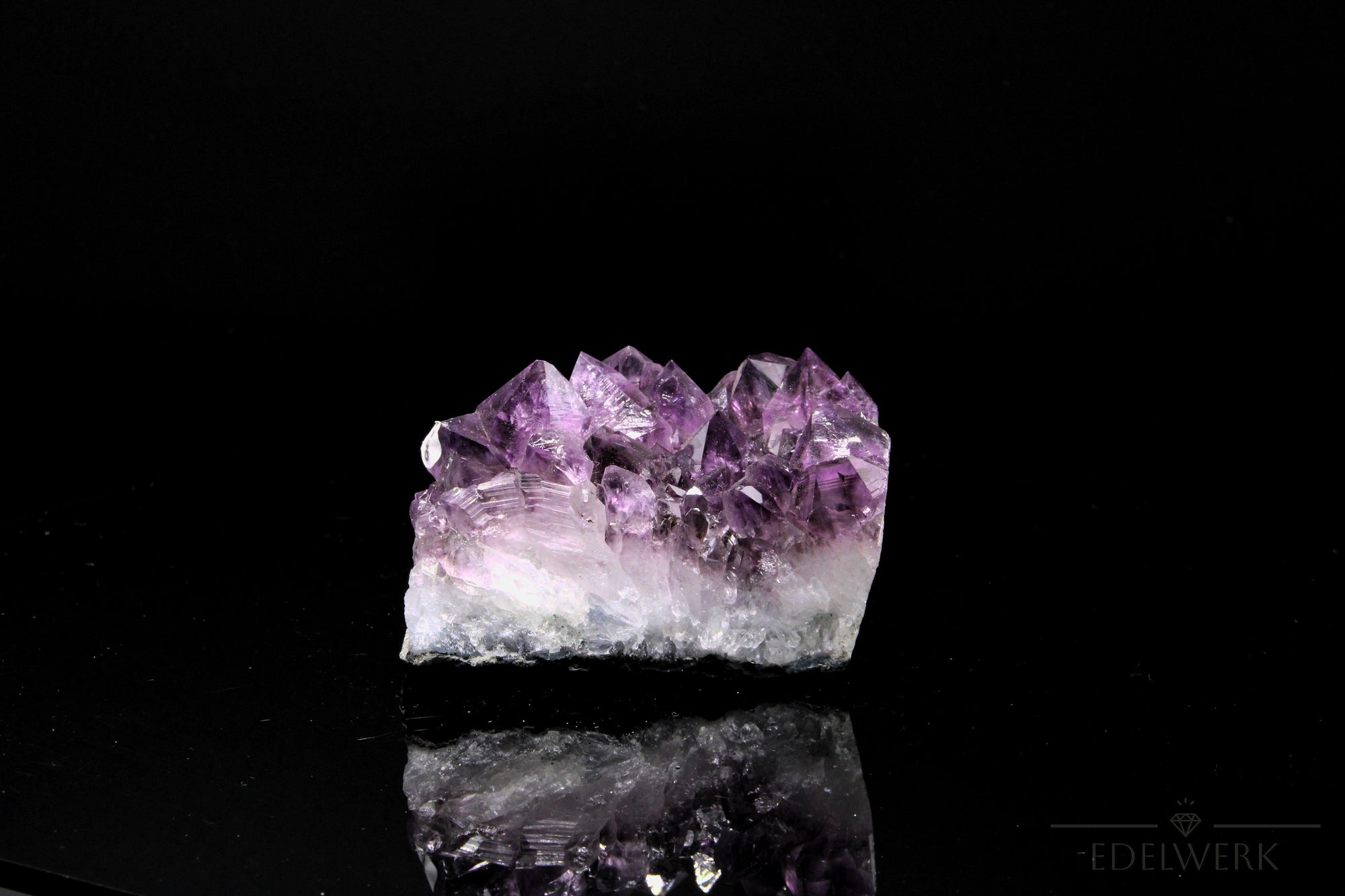 Violetter Amethyst Kristall, Heilstein für innere Balance, violette glänzende Form.