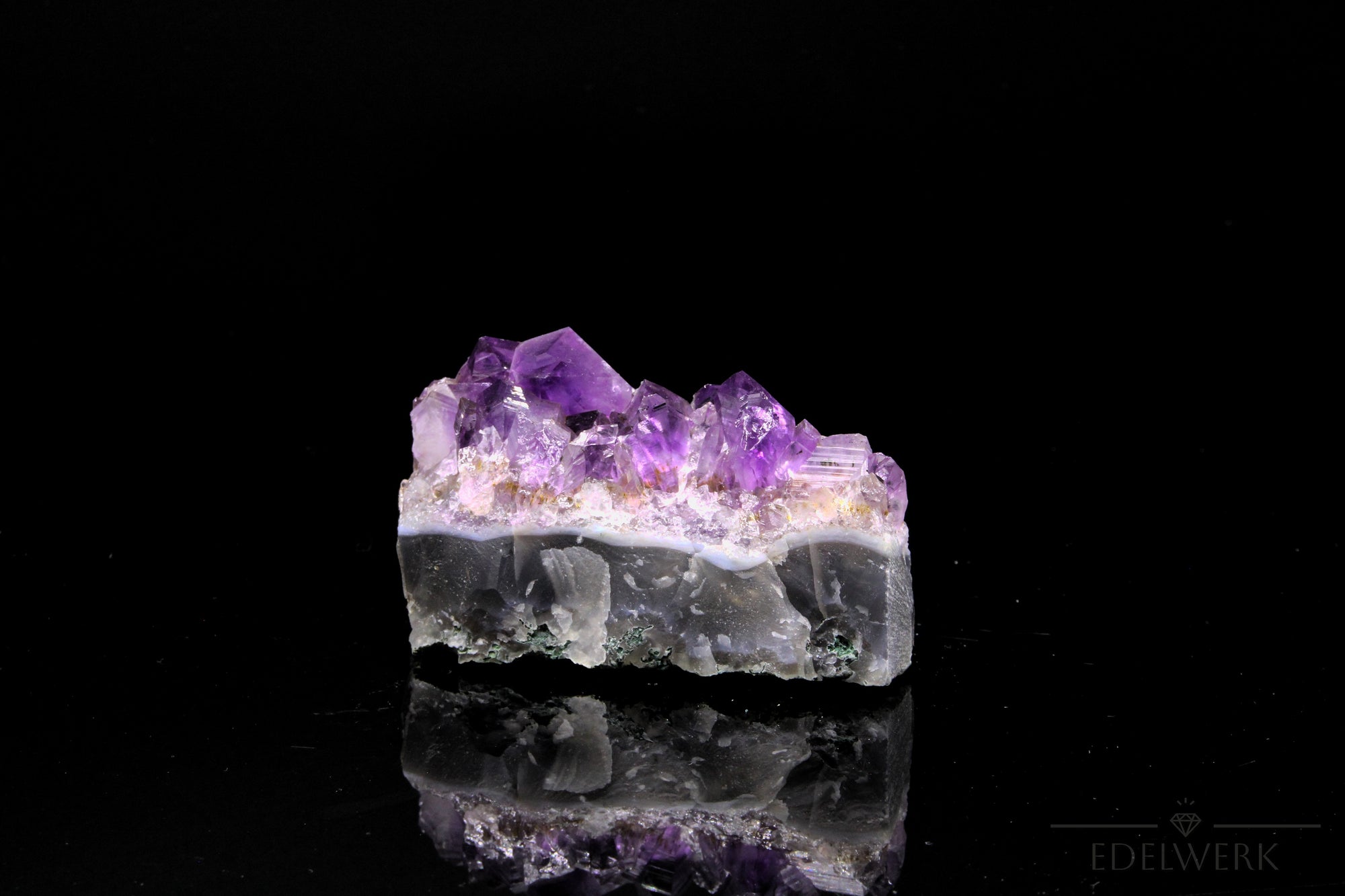 Natürlicher Amethyst Kristall, Heilstein für innere Stärke, violette natürliche Kristalle.