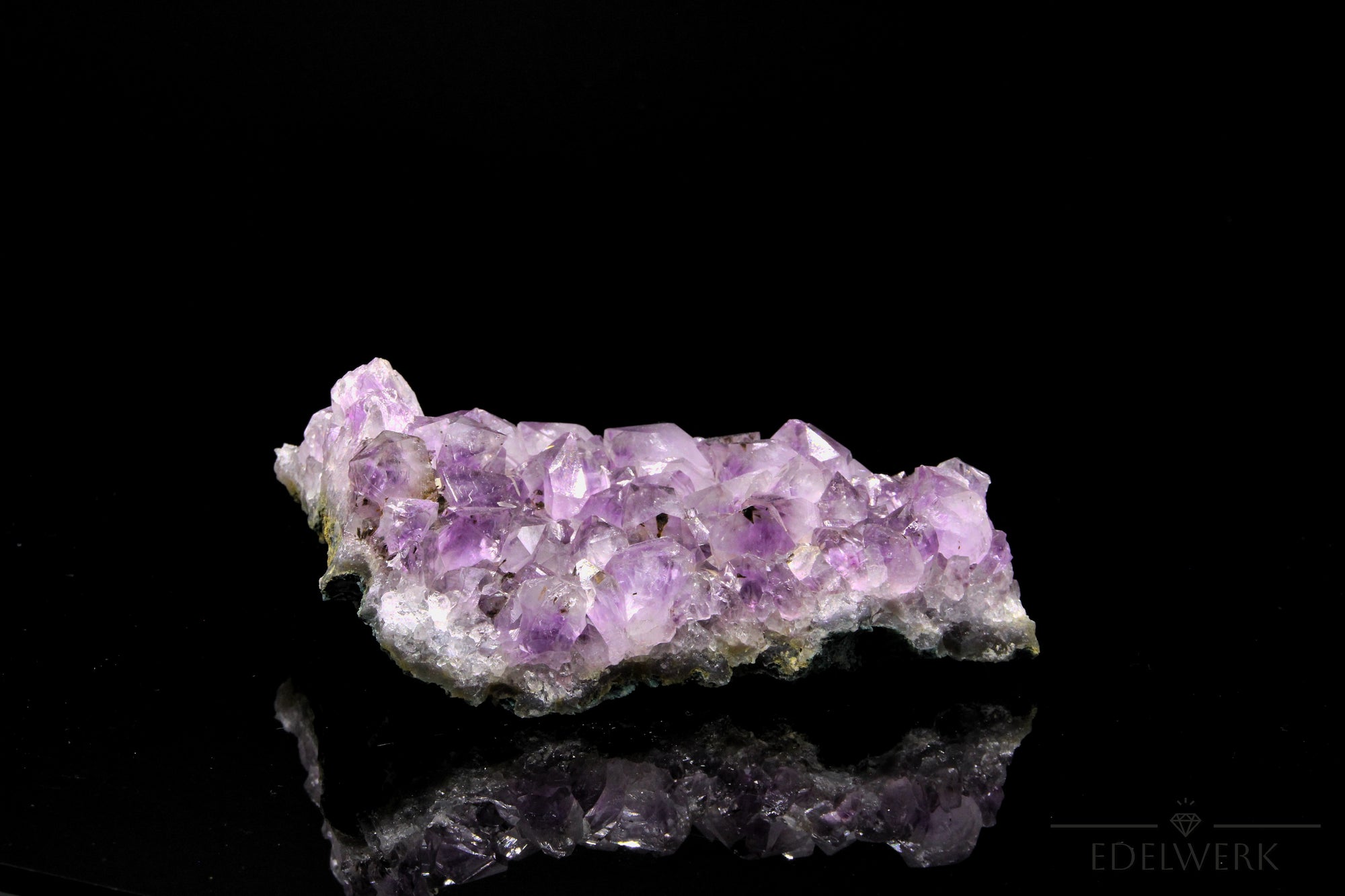 Tiefvioletter Amethyst Kristall, Heilstein für innere Balance, violette glänzende Form.