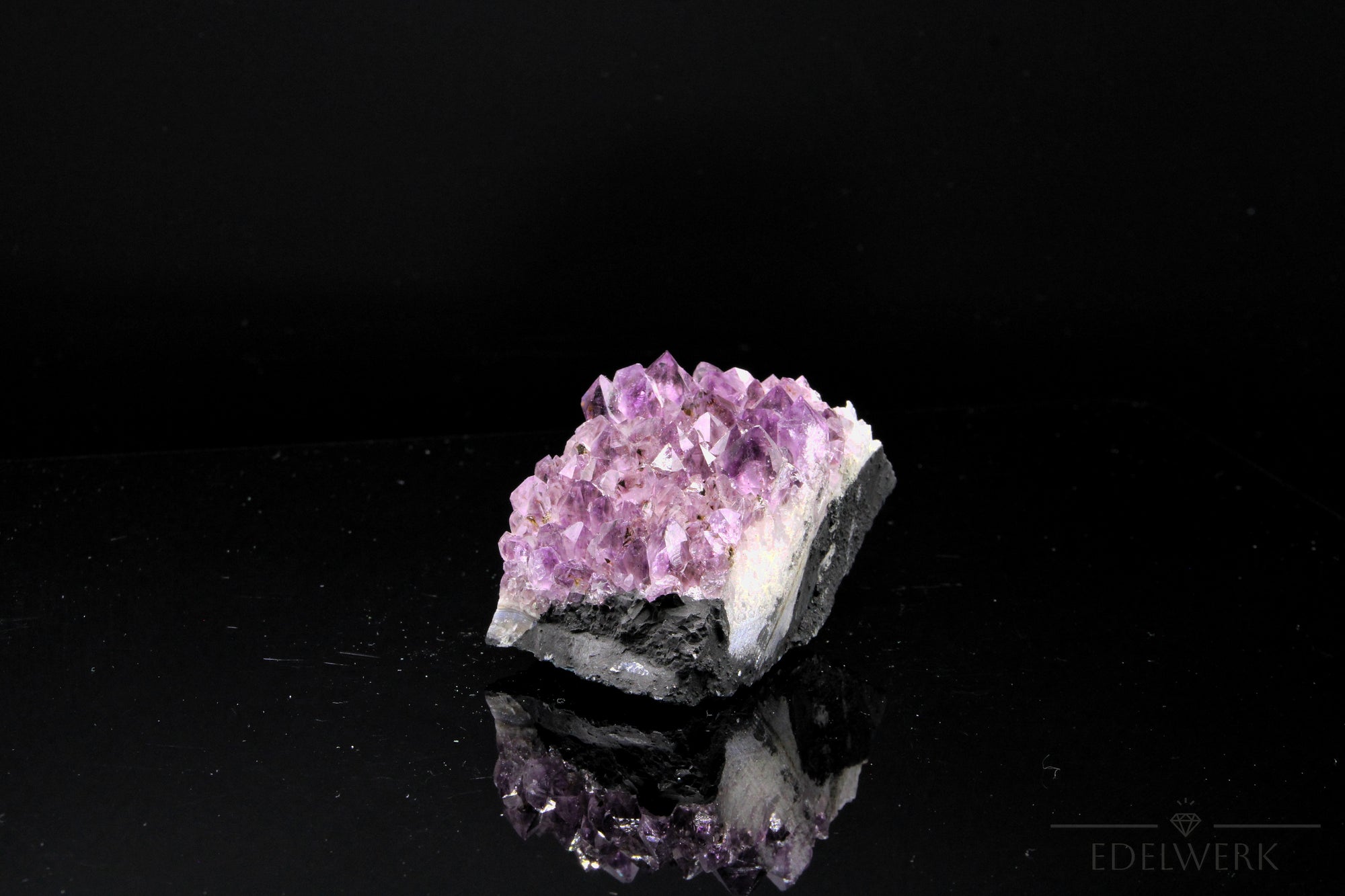 Hochwertiger Amethyst Kristall, Heilstein für meditative Harmonie, violette Kristallform.