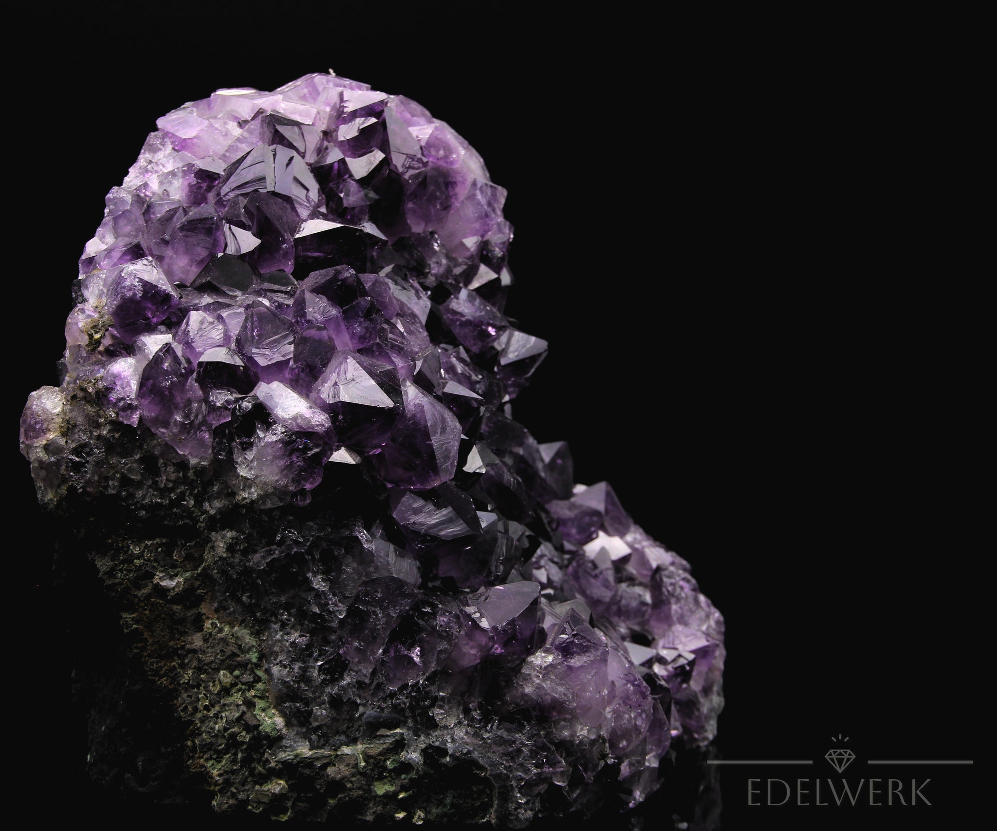 Natürlicher Amethyst Kristall, fördert meditative Harmonie, ungeschliffene violette Struktur.
