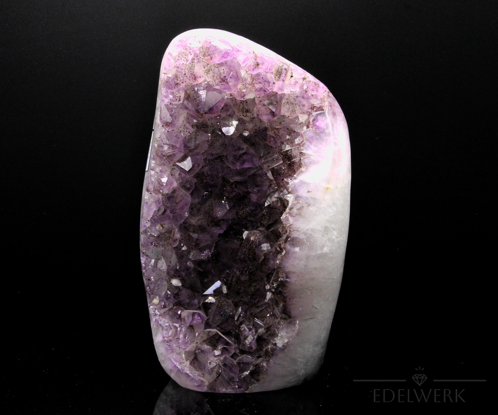 Natürliche Amethyst Druse, Heilstein für energetische Balance, violette Drusenstruktur.