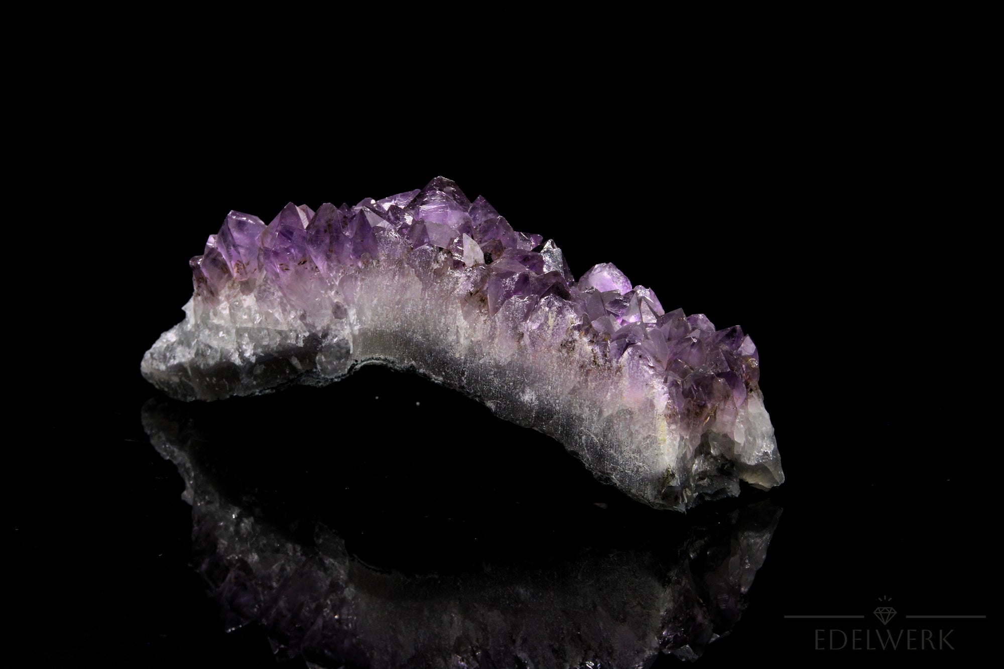 Natürlicher Amethyst Kristall, fördert intuitive Klarheit, violette Oberfläche.