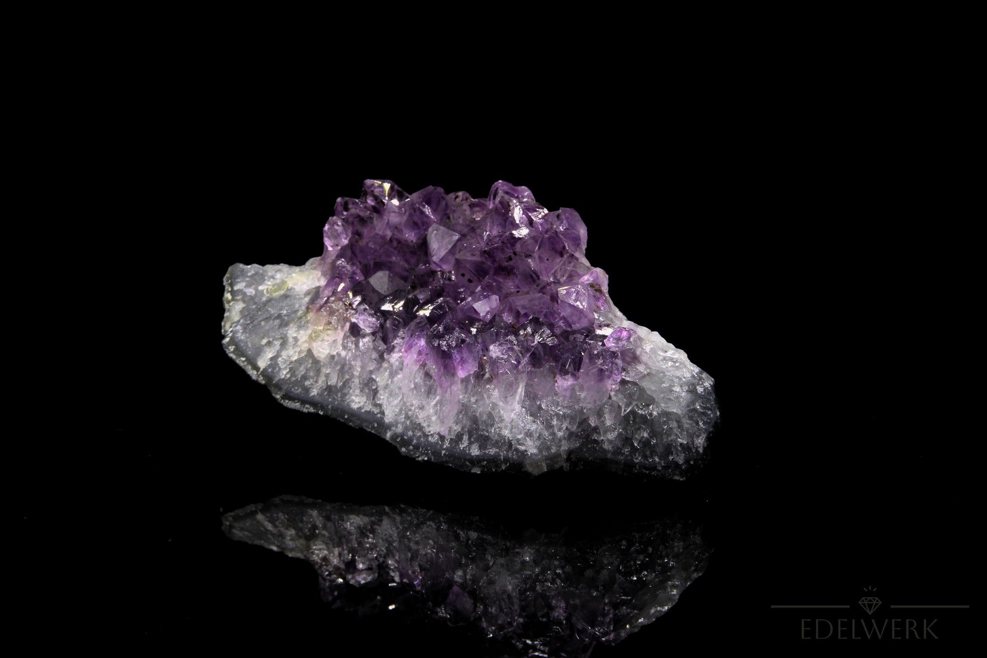 Tiefvioletter Amethyst Kristall, fördert spirituelle Balance, violette strahlende Kristalle.