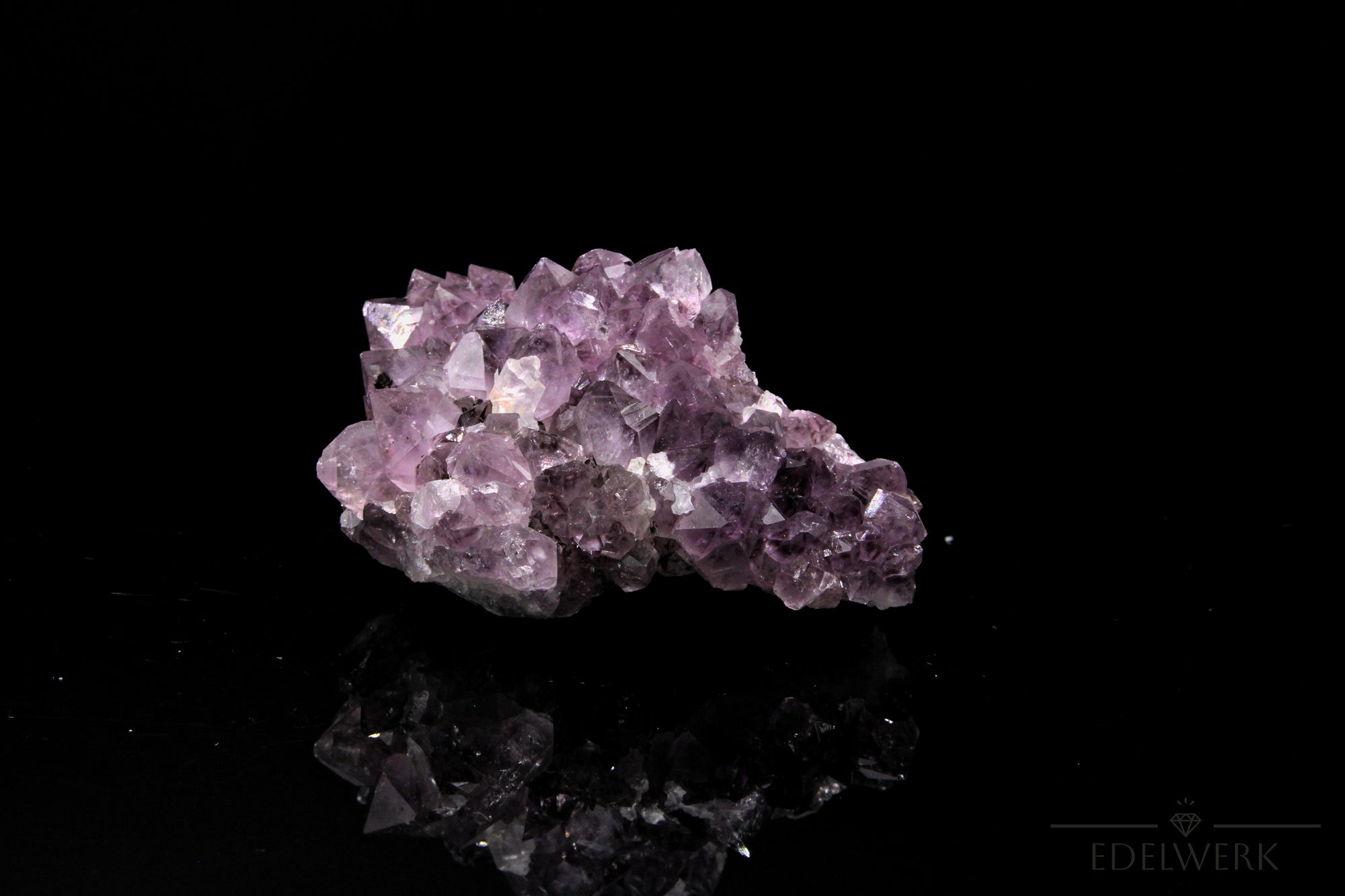 Strahlender Amethyst Kristall, fördert meditative Klarheit, violette glänzende Kristalle.