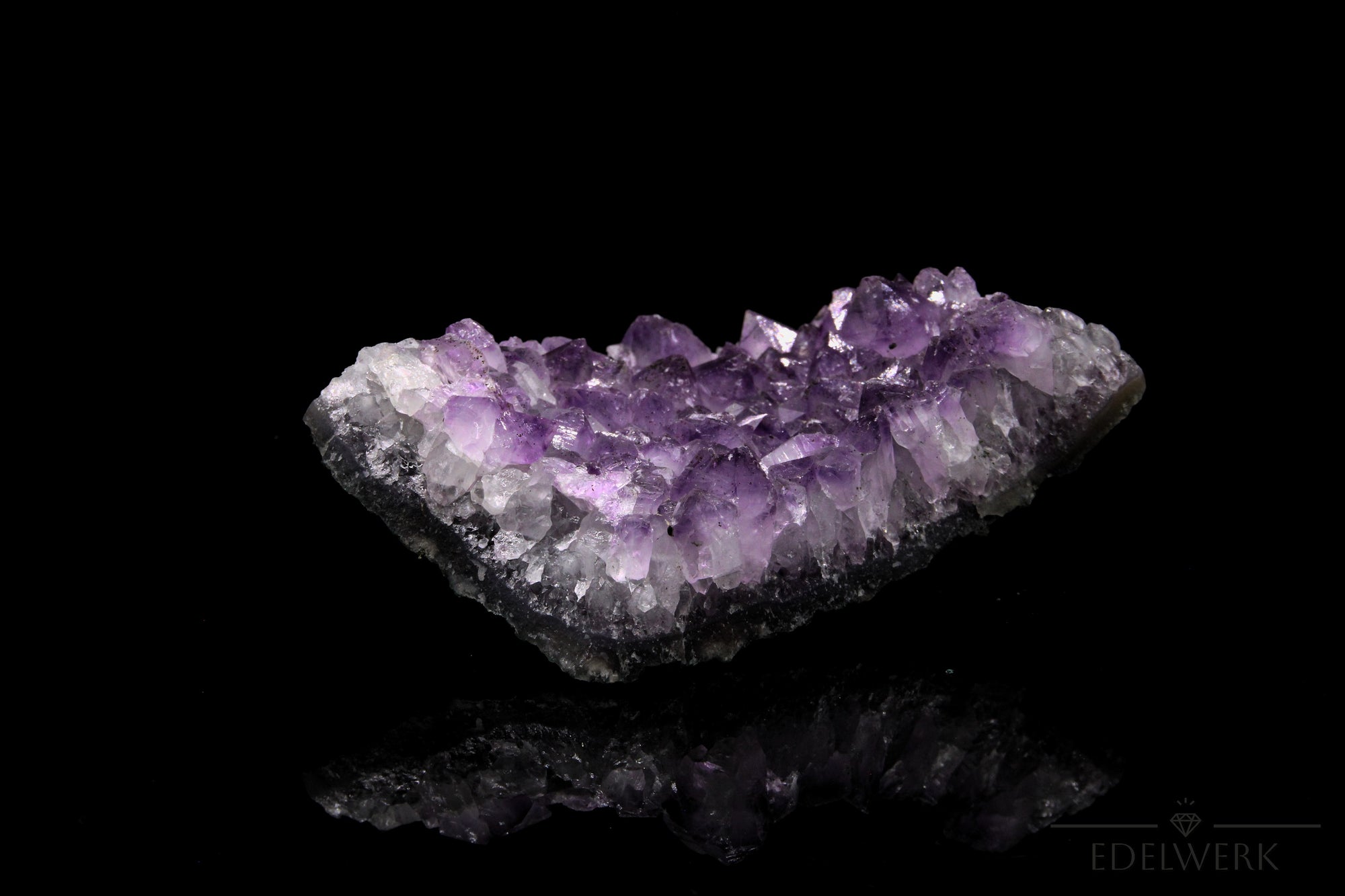 Hochwertiger Amethyst Kristall, fördert spirituelle Harmonie, violette glänzende Kristalle.