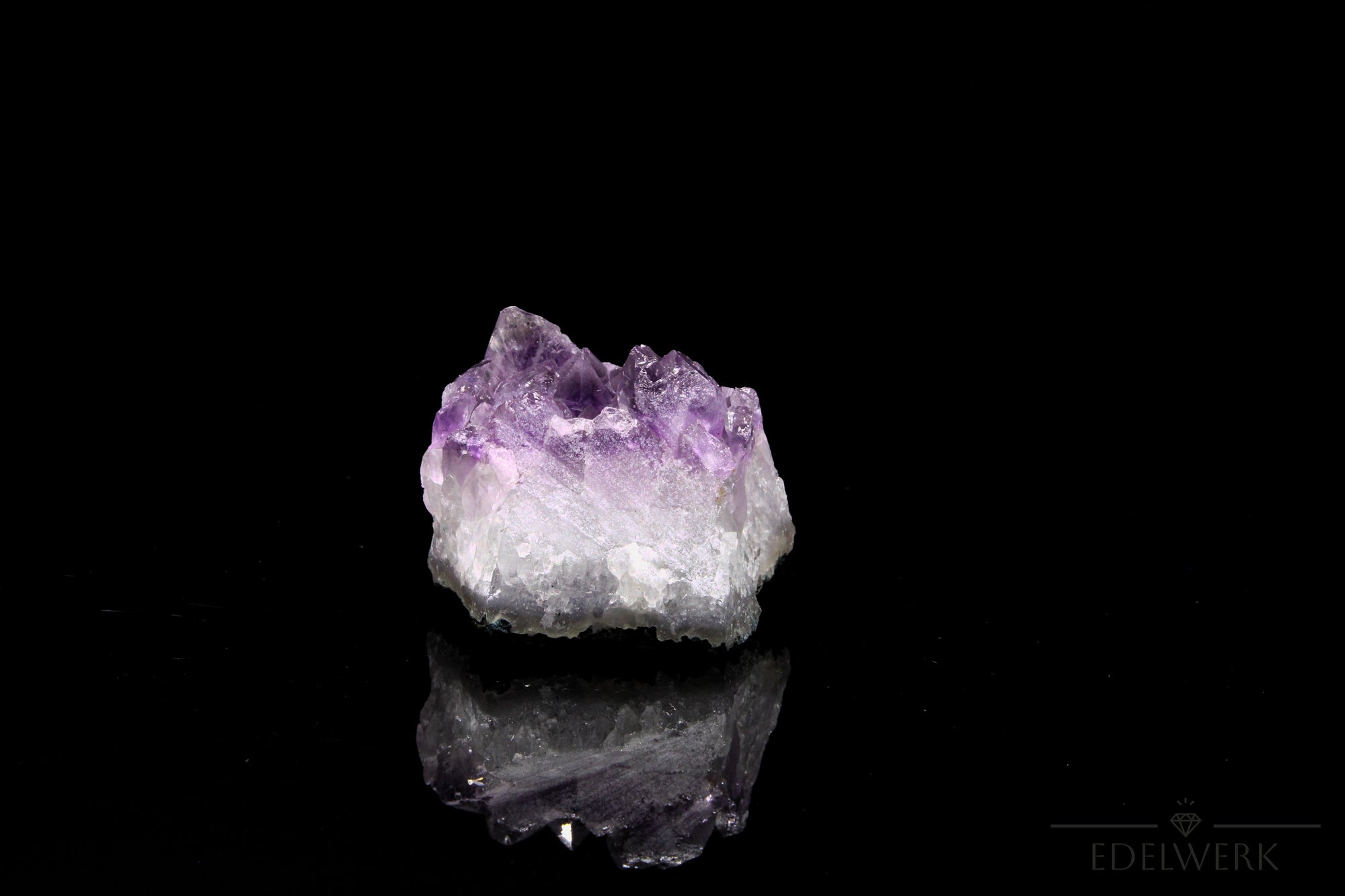 Amethyst Kristall für Ruhe, fördert intuitive Ruhe, violette glänzende Form.
