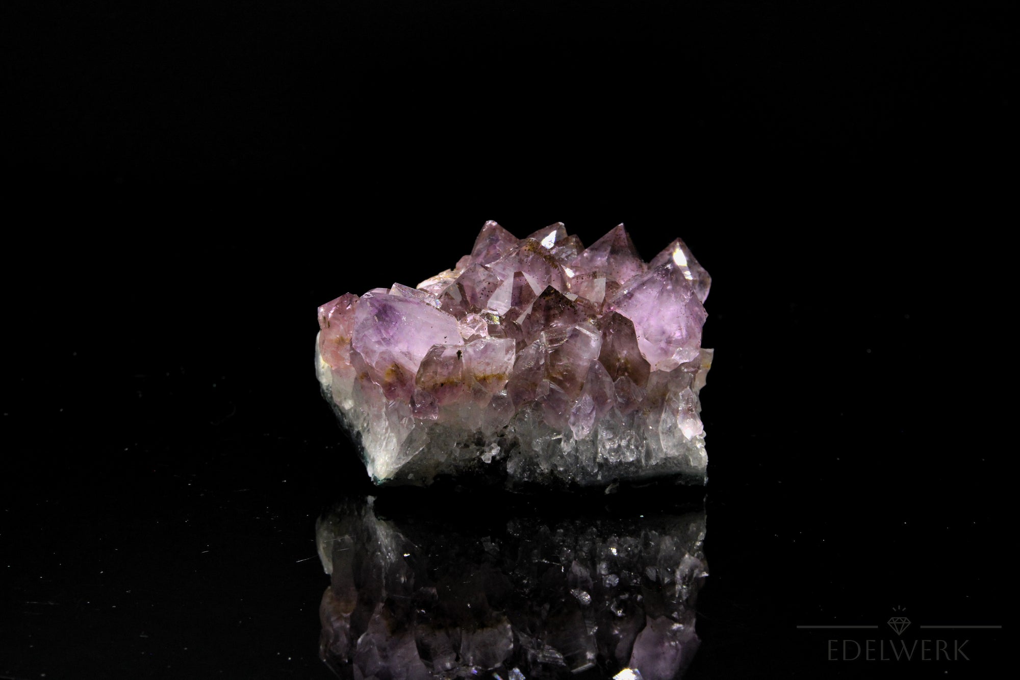 Natürlicher Amethyst Kristall, Heilstein für innere Balance, violette natürliche Kristalle.