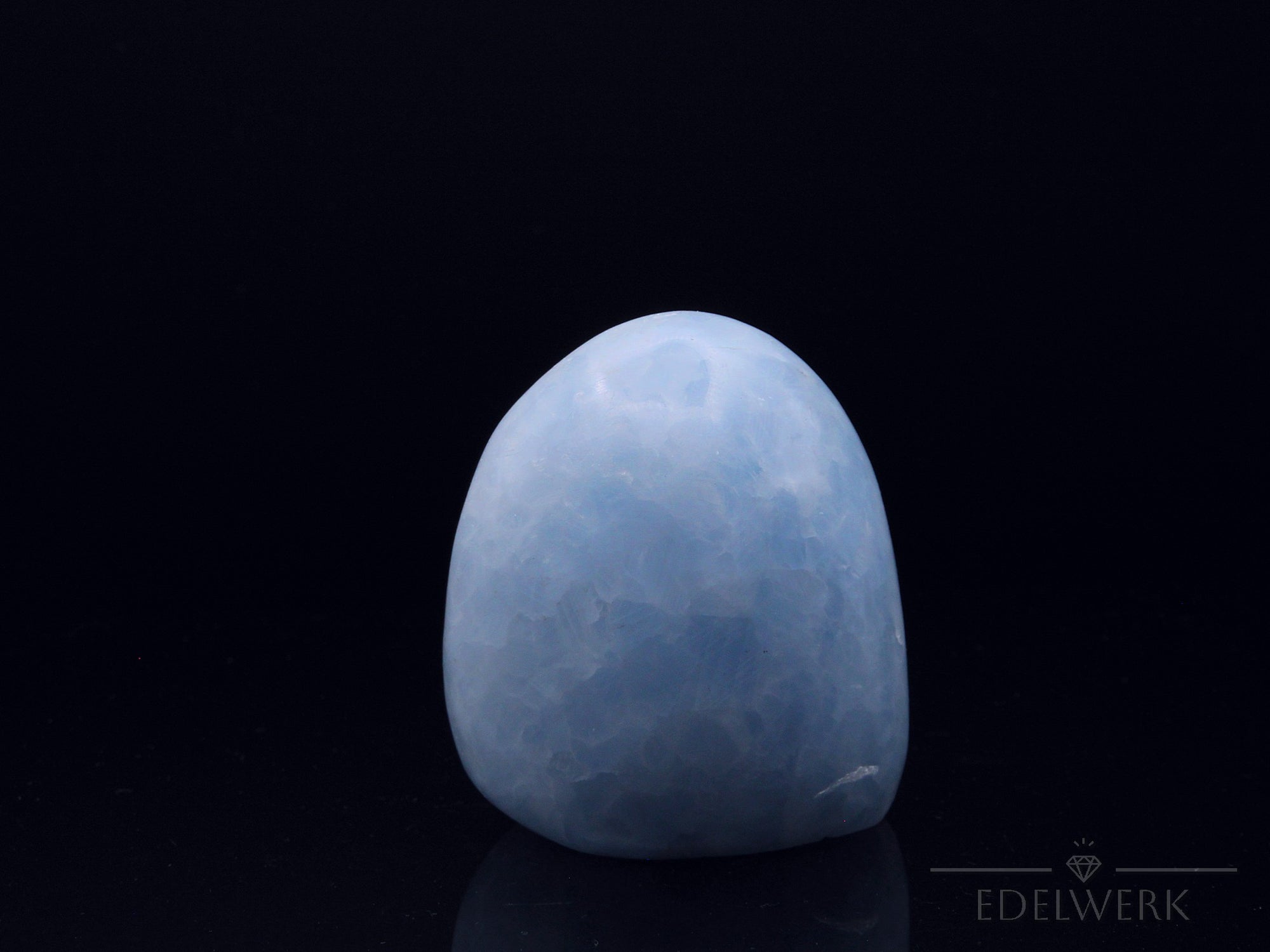 Strahlender Blauer Calcit, Heilstein für spirituelle Kommunikation, blaue glänzende Form.